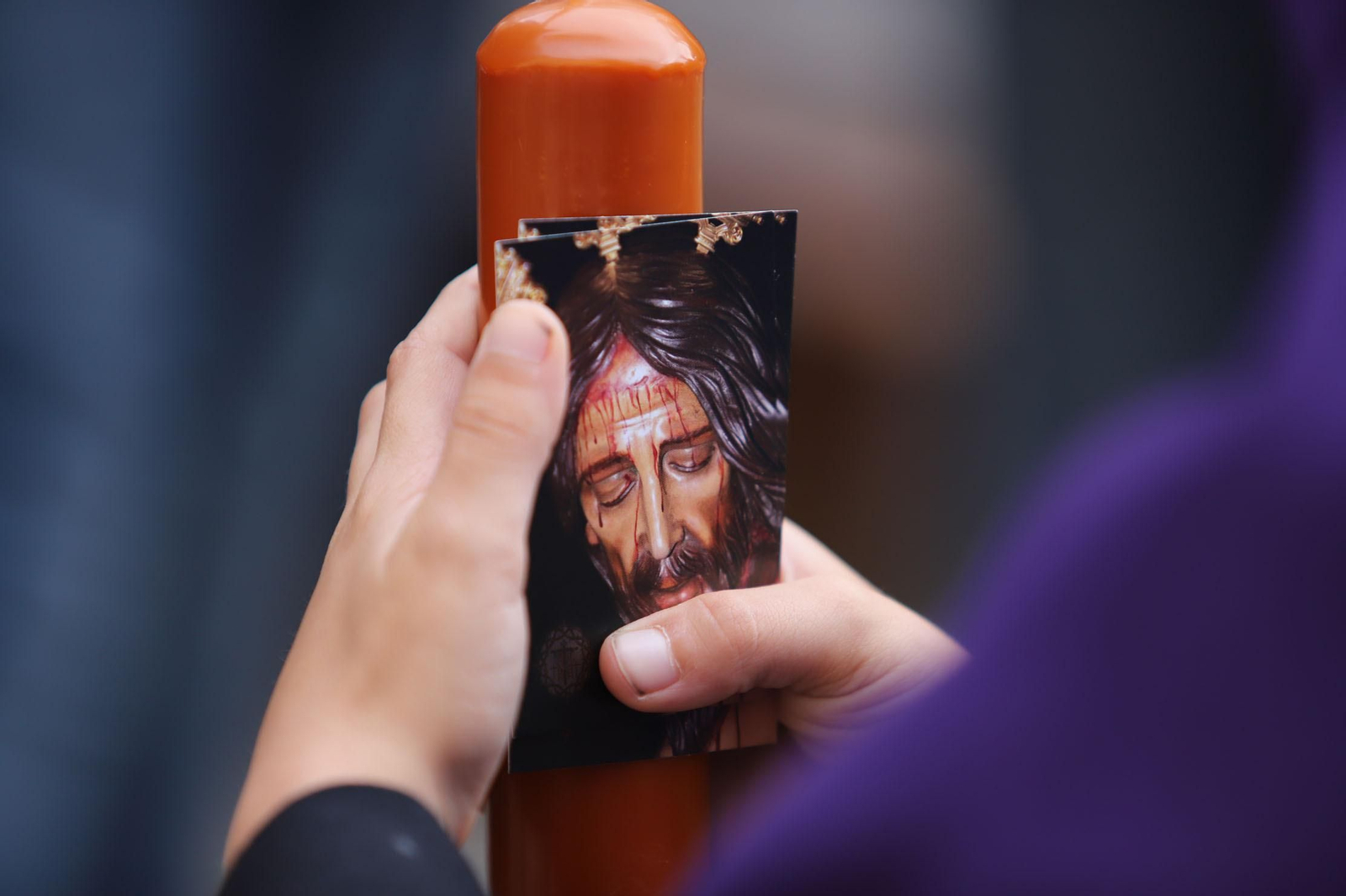 Imágenes de la procesión del Descendimiento por las  calles de Huelva
