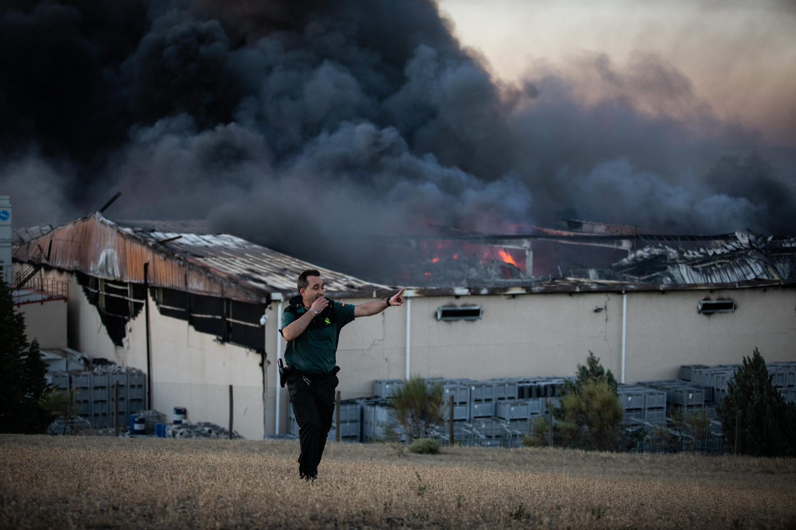 Las imágenes del incendio en una nave de Otura y la columna de humo que cubre Granada