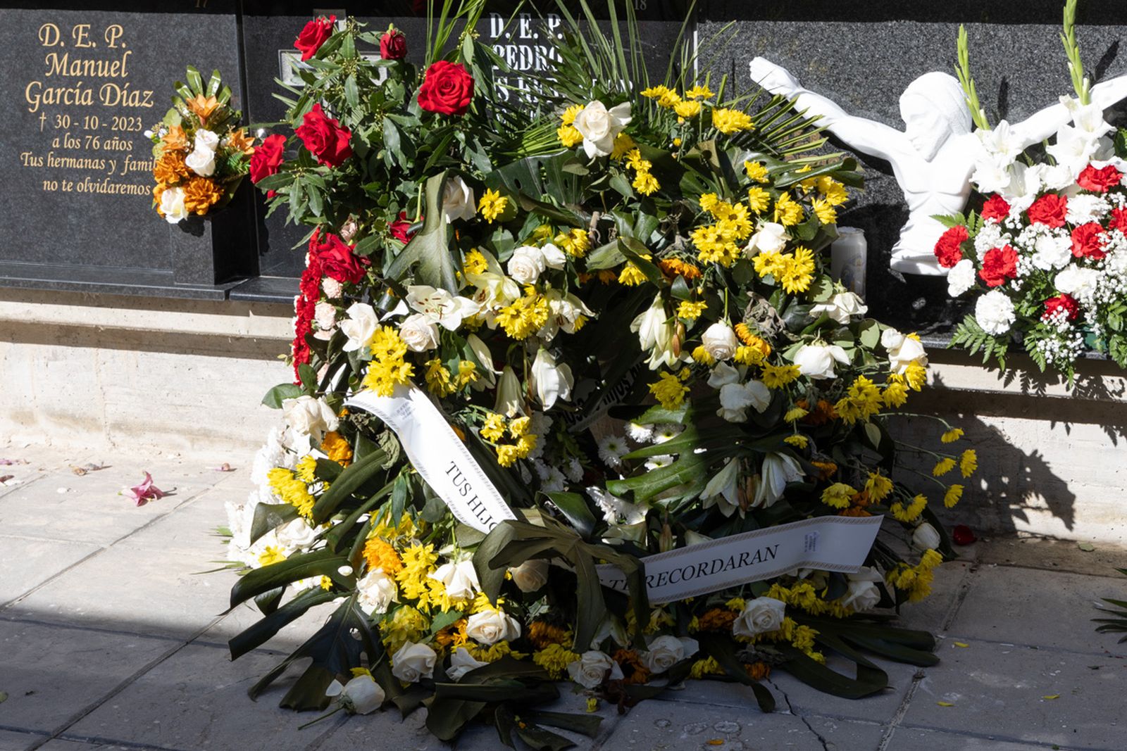 Día de Los Santos en el cementerio de San Fernando y San Eufrasio de Jaén, en imágenes
