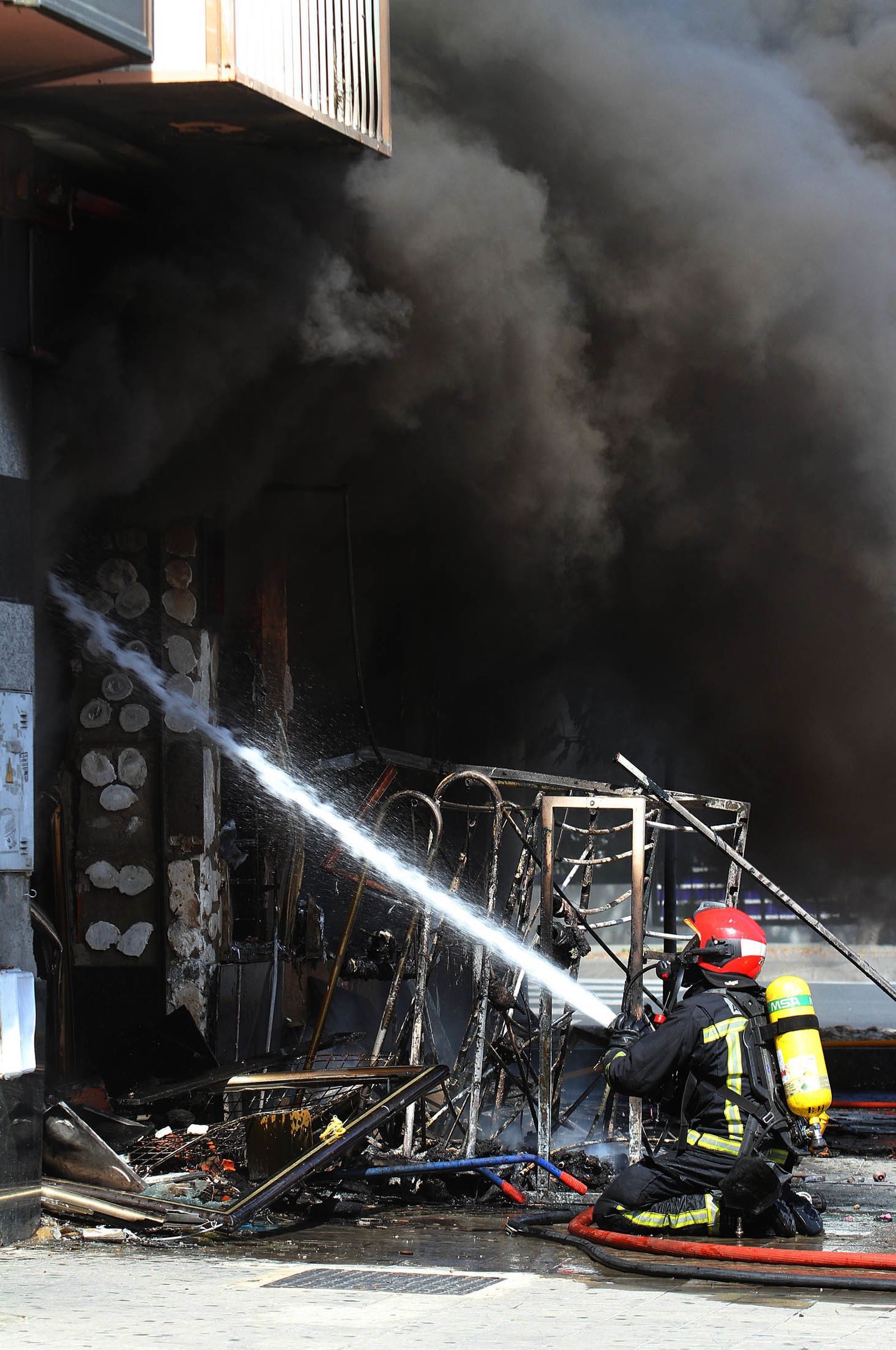 Imágenes del incendio de un bazar en la avenida de Santa Marta.