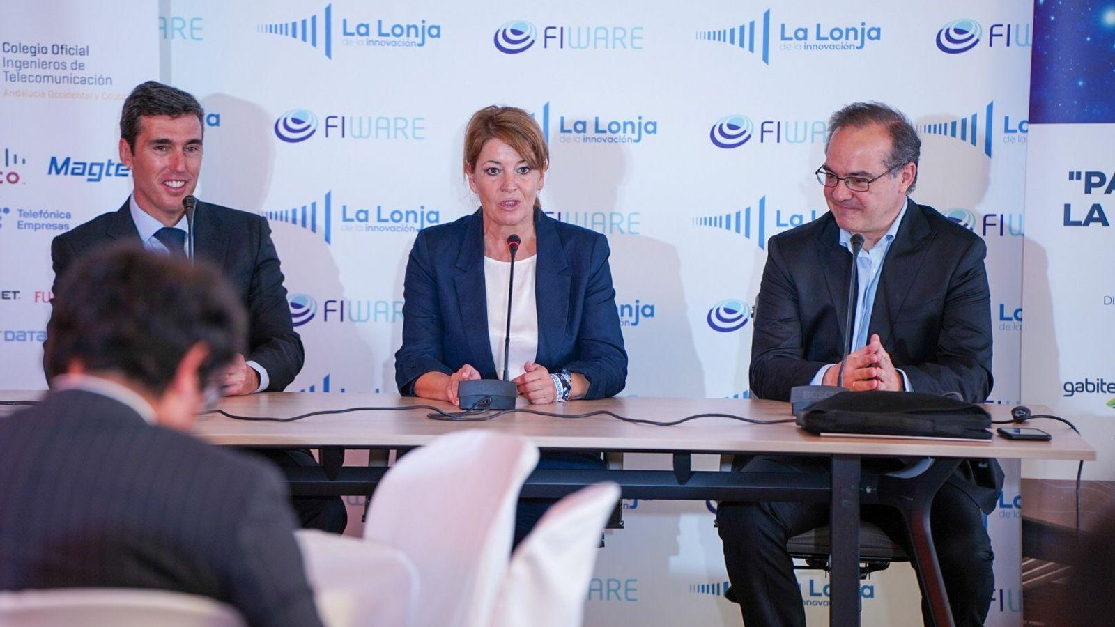 Rodrigo Delgado, de Gabitel Ingenieros, junto a Pilar Miranda y Jorge Acitores.