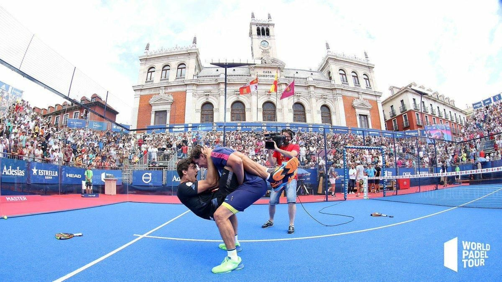 Paquito Navarro celebra con Juan Lebrón una victoria.