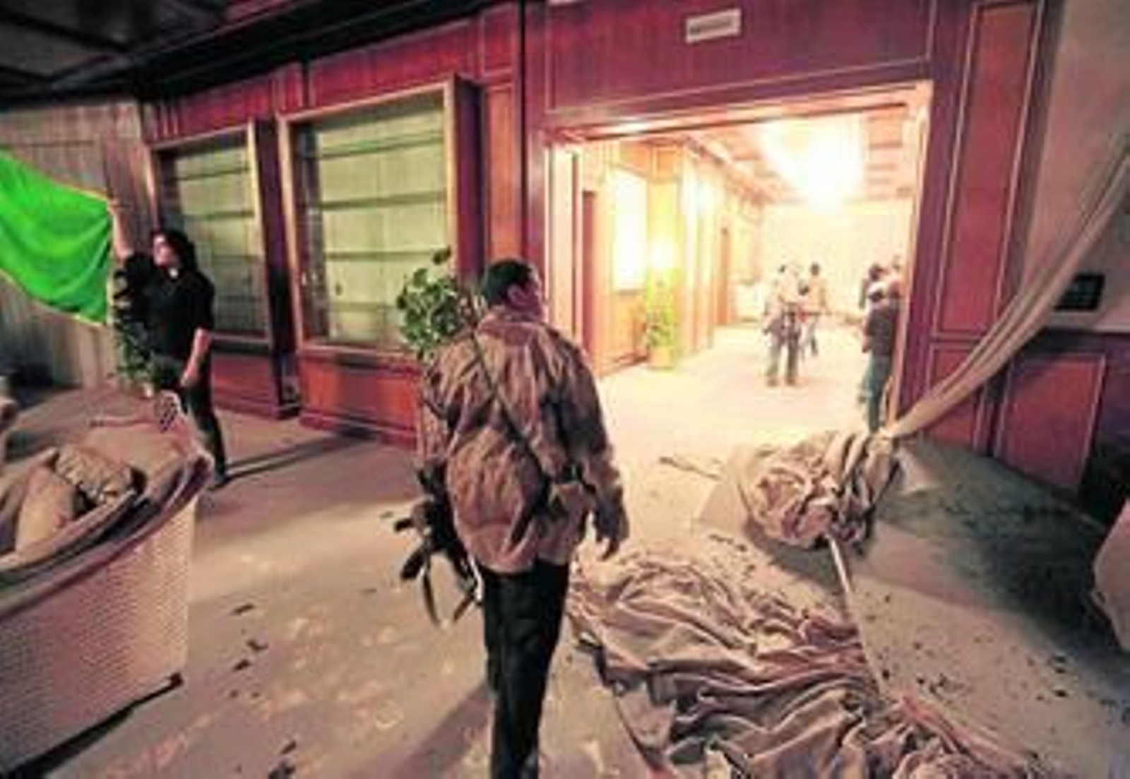 Un soldado libio camina por el interior del edificio gubernamental atacado en Trípoli.