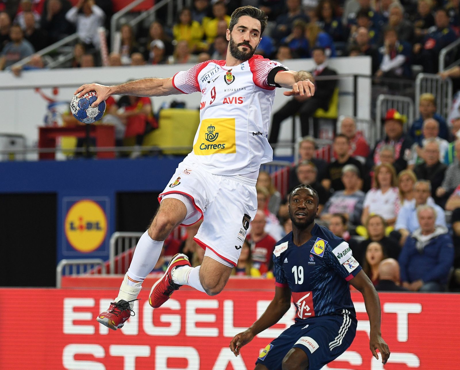El jugador español Raúl Entrerríos intenta ejecutar un lanzamiento ante la presencia del francés Luc Abalo.
