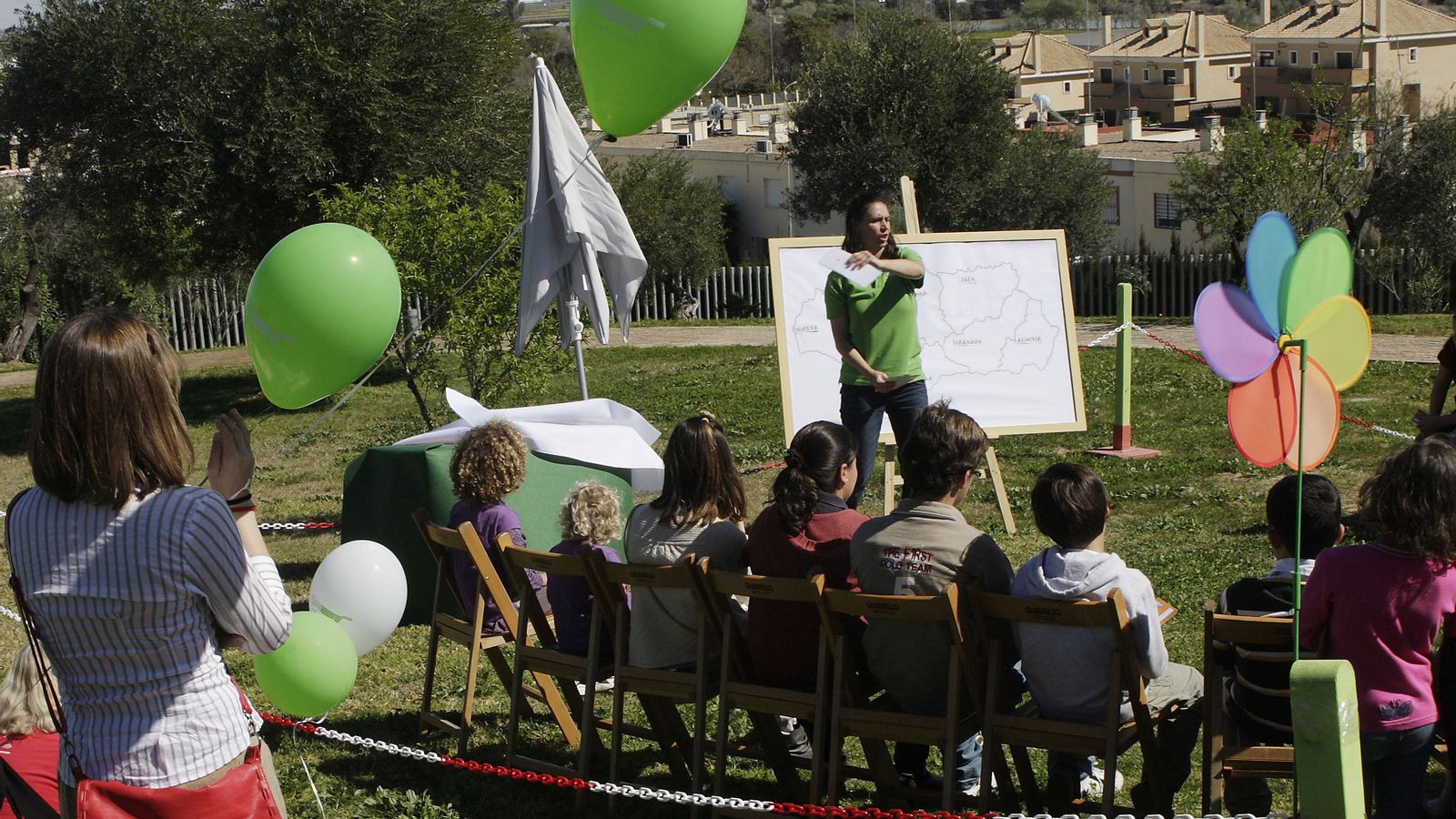 Durante la jornada festiva del Día de Andalucía, los más pequeños acompañados por sus familias podrán participar en los jardines de talleres infantiles destinados al conocimiento de los símbolos de Andalucía.