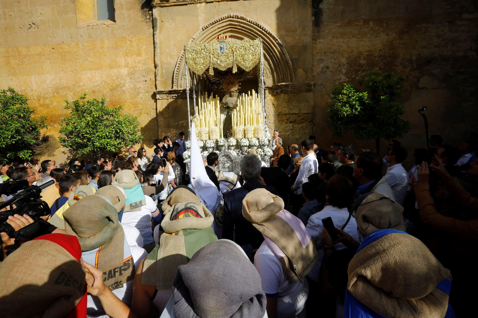 Domingo de Resurrección en Córdoba: la procesión de la hermandad del Resucitado, en imágenes