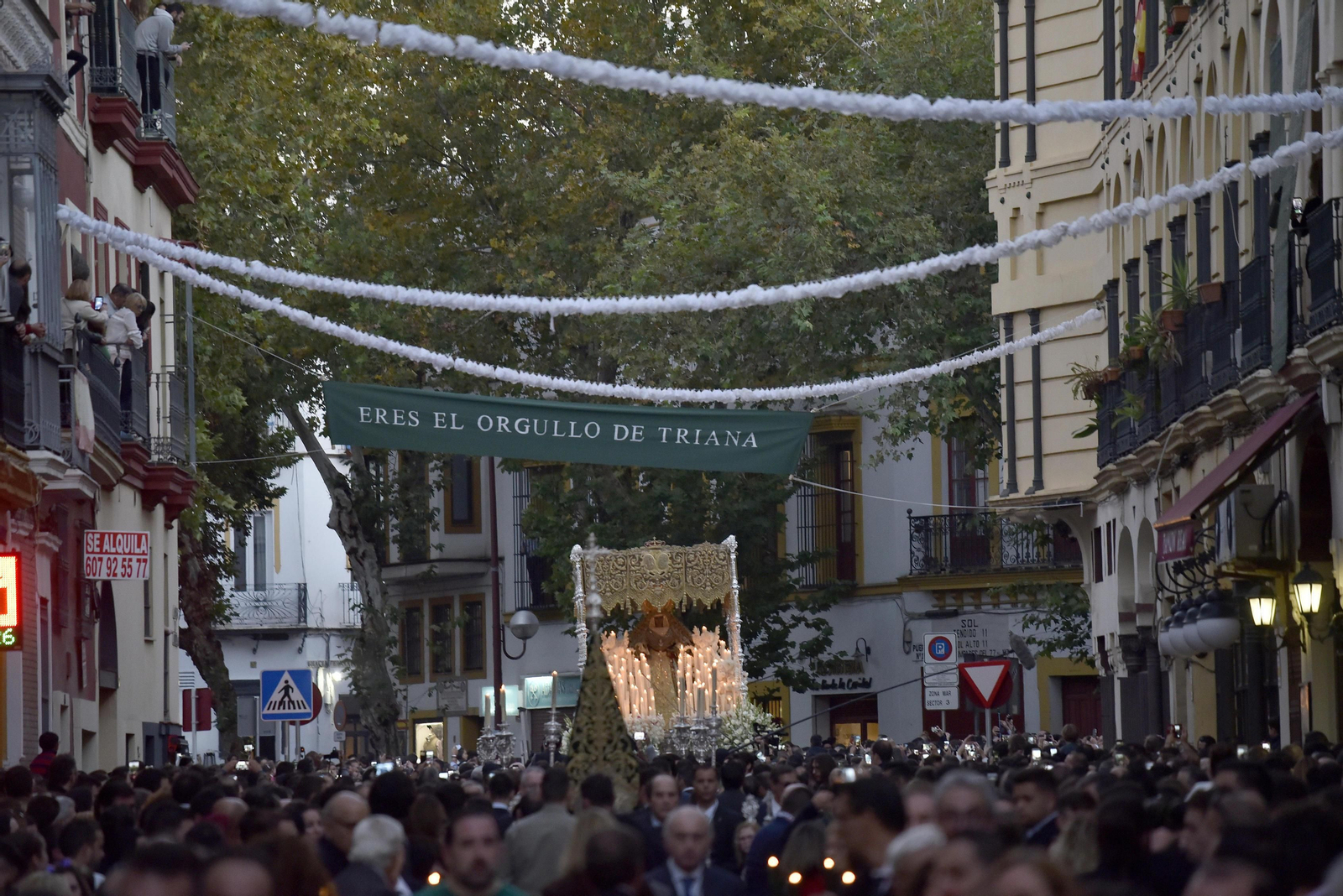 El regreso de la Esperanza de Triana, en imágenes