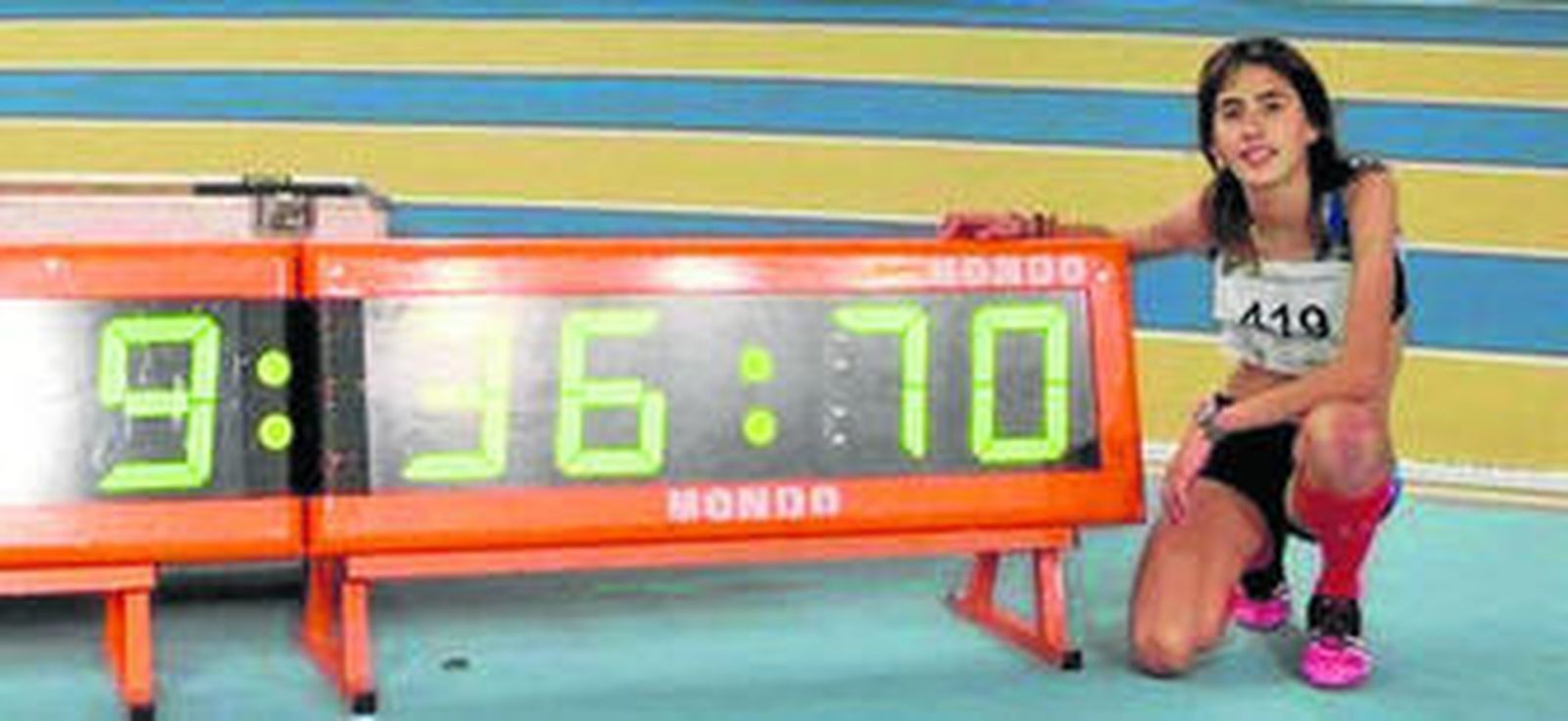 Claudia Estévez posa junto al cronómetro con el registro de récord.