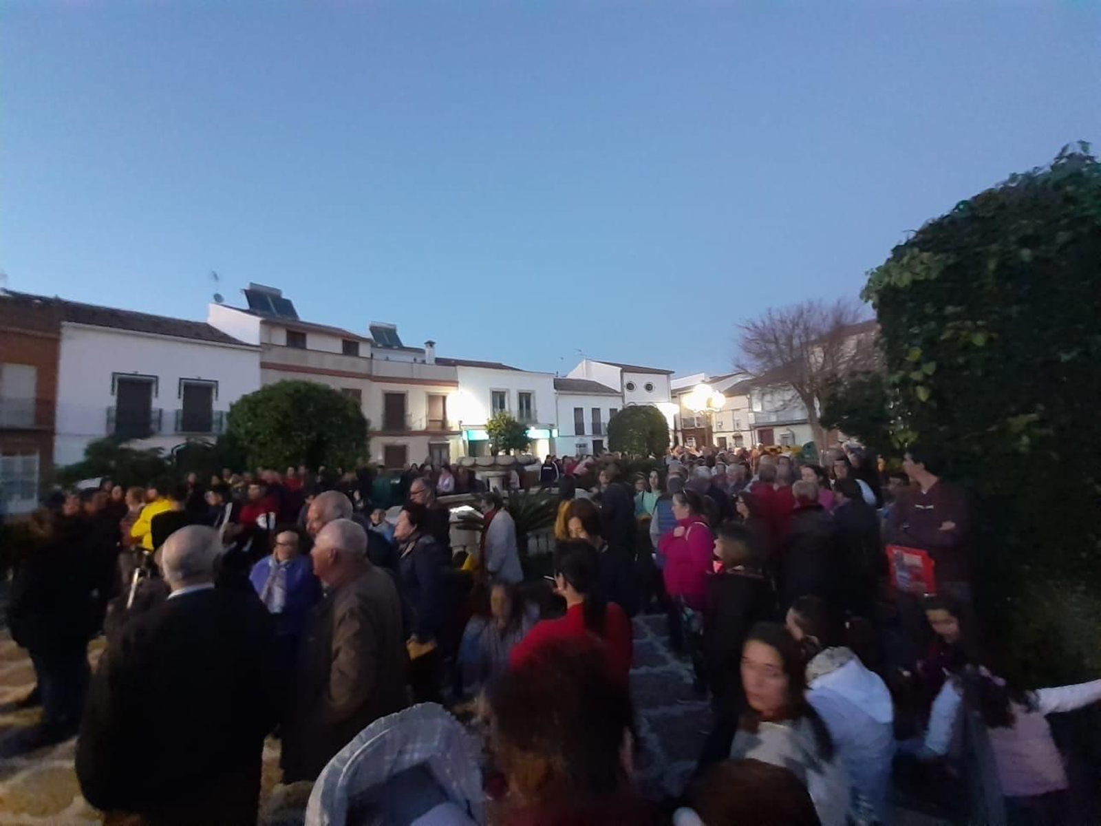 Vecinos de Almargen durante la asamblea celebrada en la calle. Vecinos de Almargen durante la asamblea celebrada en la calle.