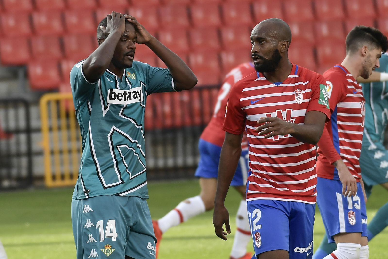 William Carvalho se lamenta en el partido ante el Granada.