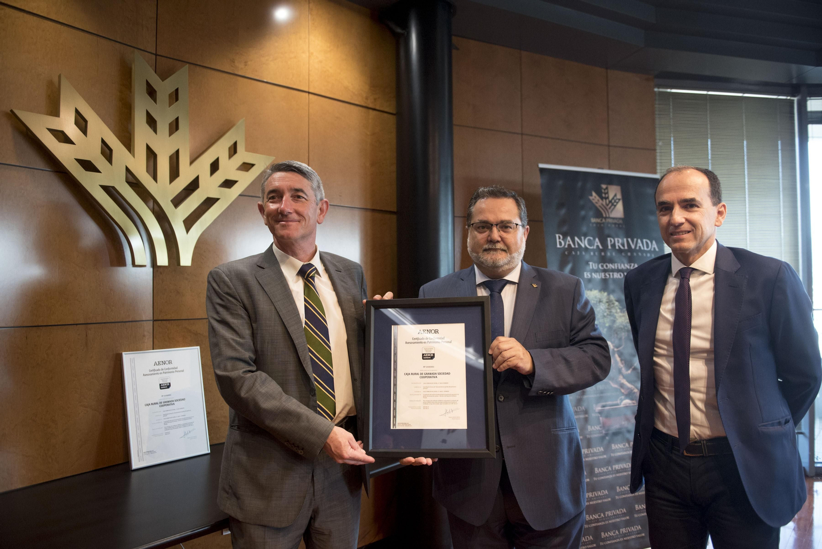Entrega del certificado de Aenor a Caja Rural de Granada