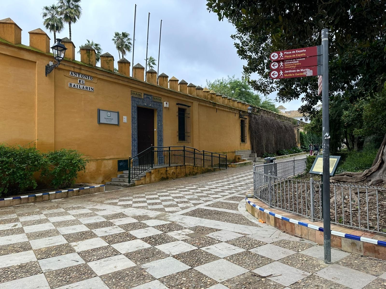 Acceso al CEI María Inmaculada, en los Jardines de Murillo