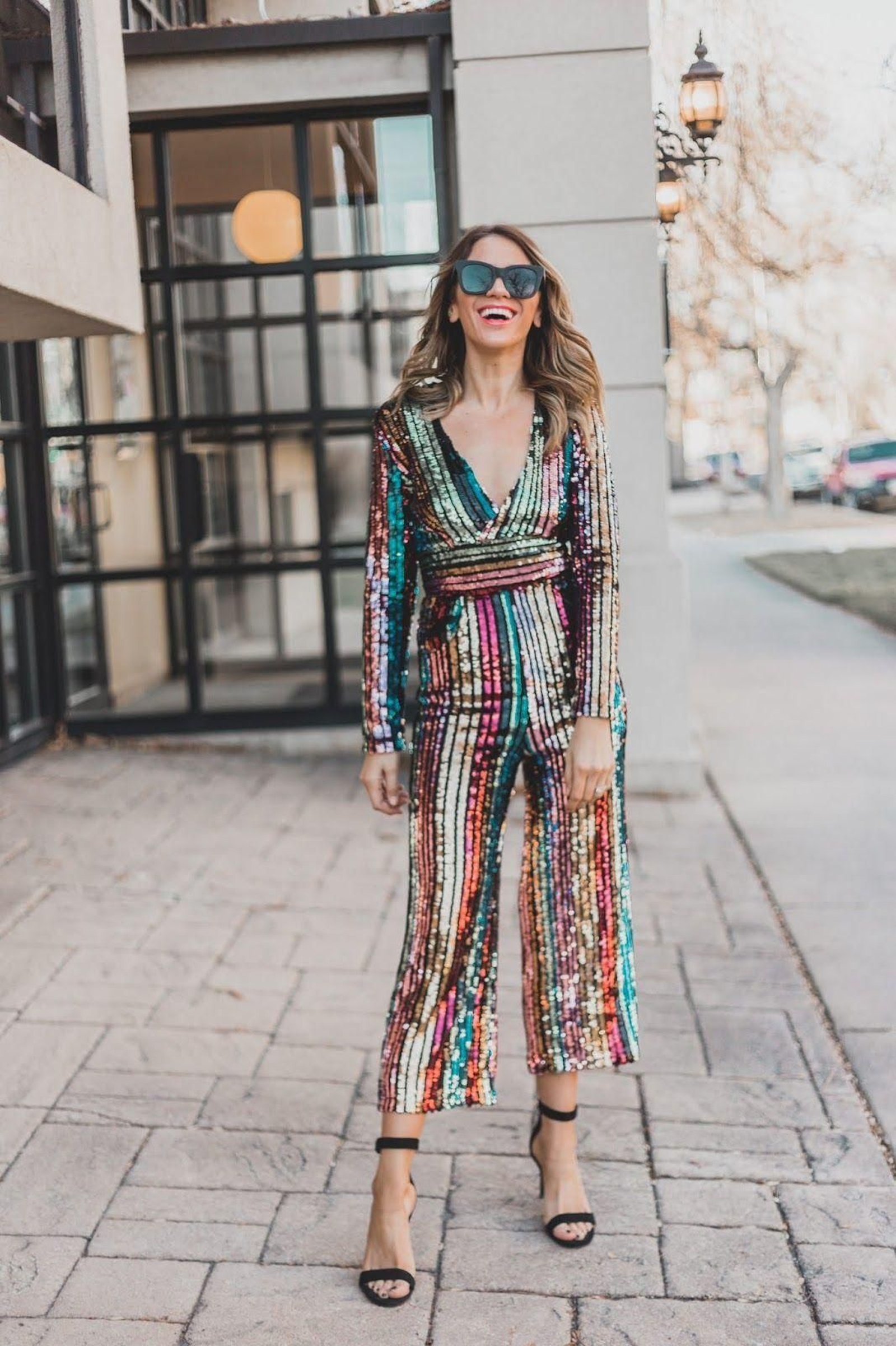 Mono de colores con lentejuelas, cómo ser la más divertida de la noche.