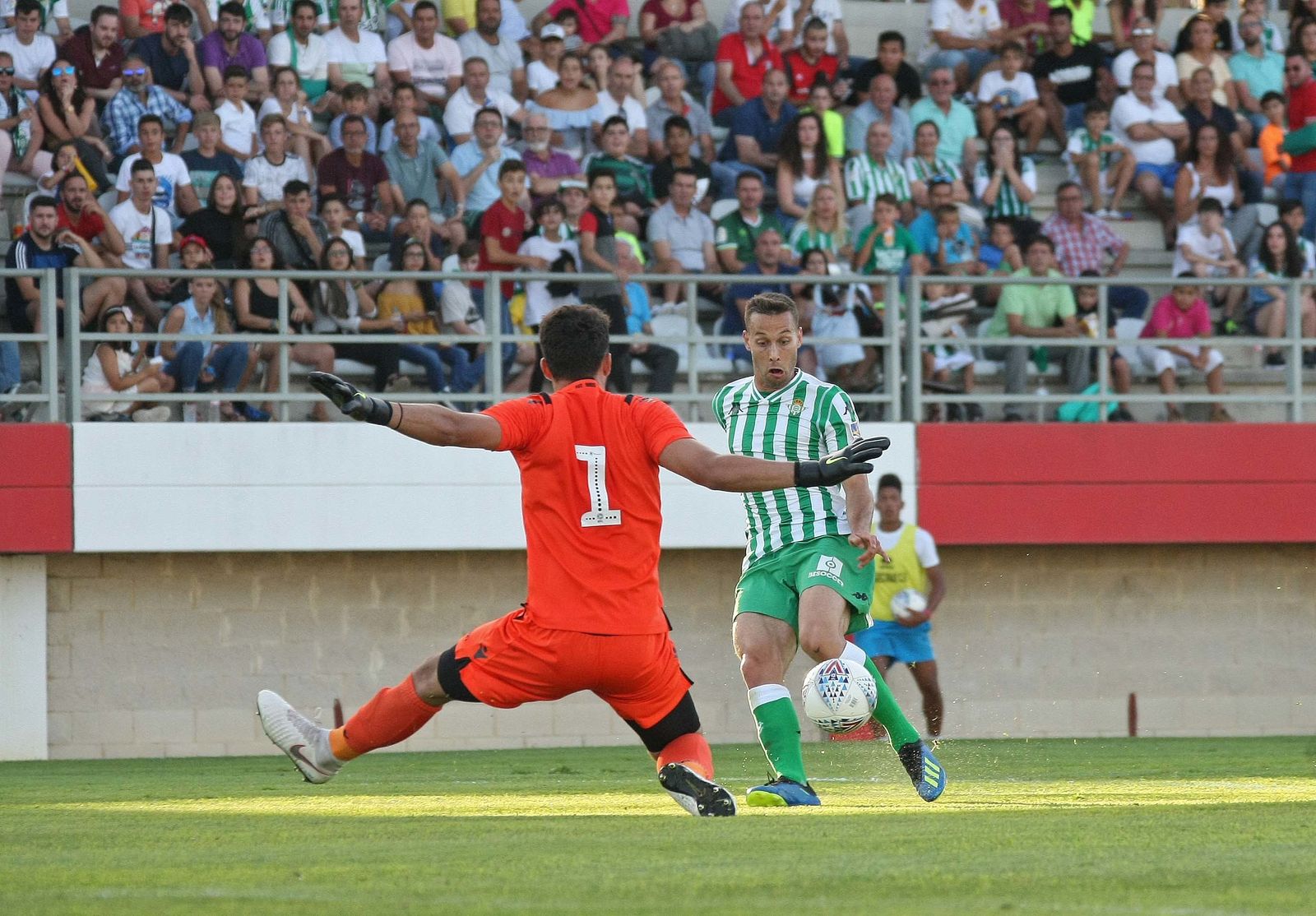 Canales encara al portero del Nottingham Forest.