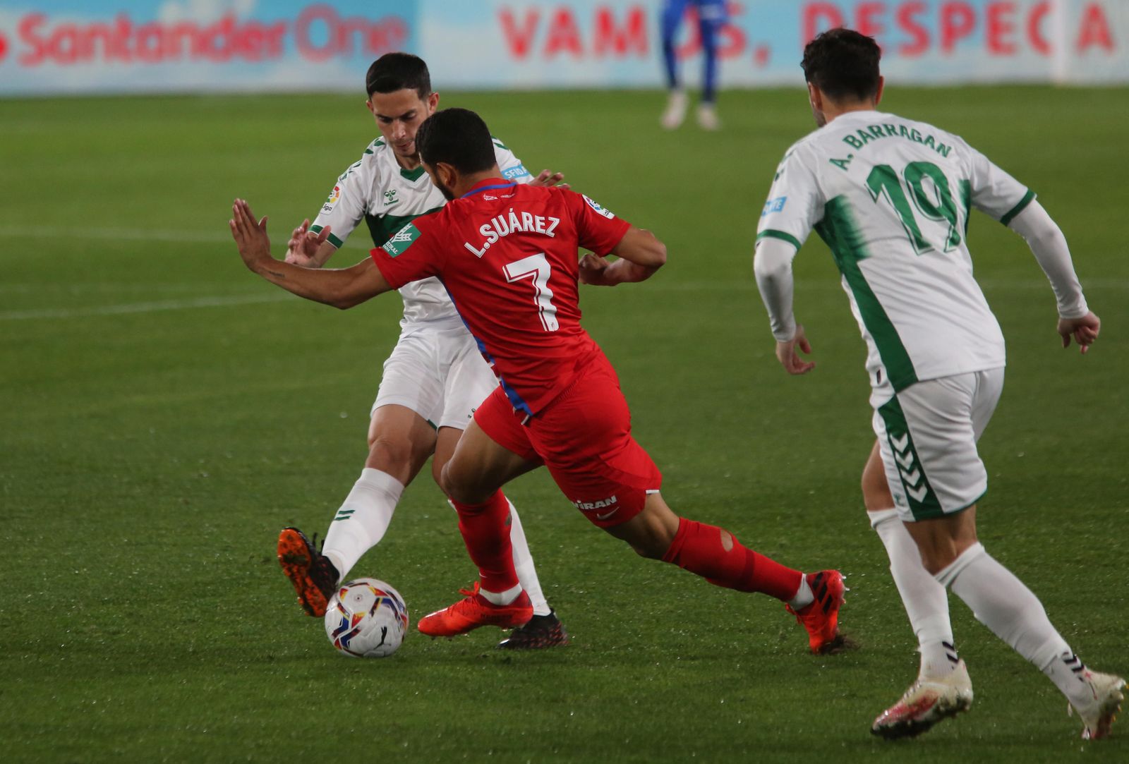 Una acción del Elche-Granada de la pasada campaña, que acabó 0-1