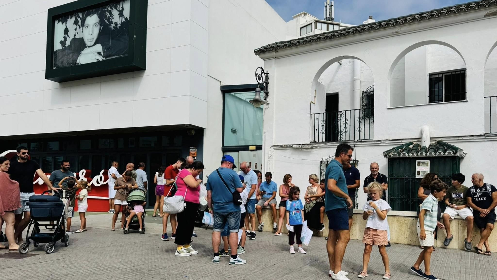Usuarios esperando a las puertas del Museo Camarón para acceder a la visita, en San Fernando