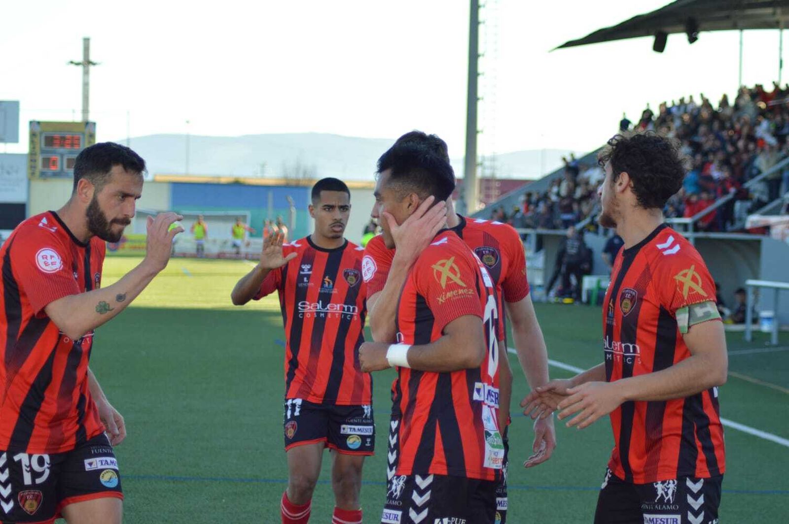 Los jugadores del Salerm celebran un gol en el Manuel Polinario.