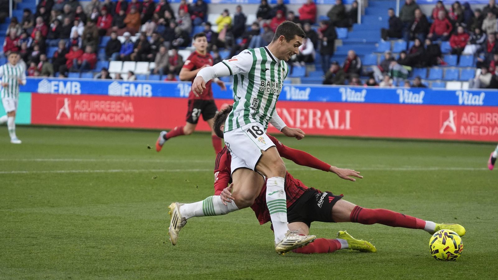Adri Fuentes intenta sacar un disparo en el Mirandés - Córdoba CF.