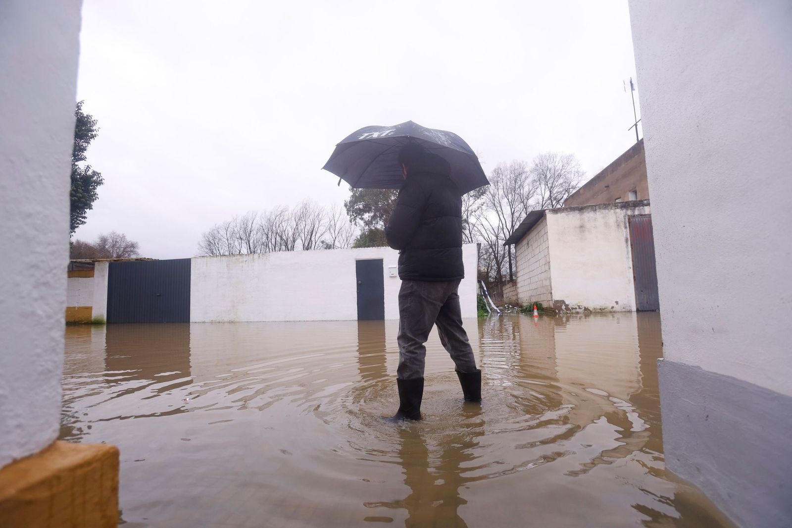 Los vecinos de Alcolea y de las parcelas de Guadalvalle siguen desalojando sus casas, en imágenes