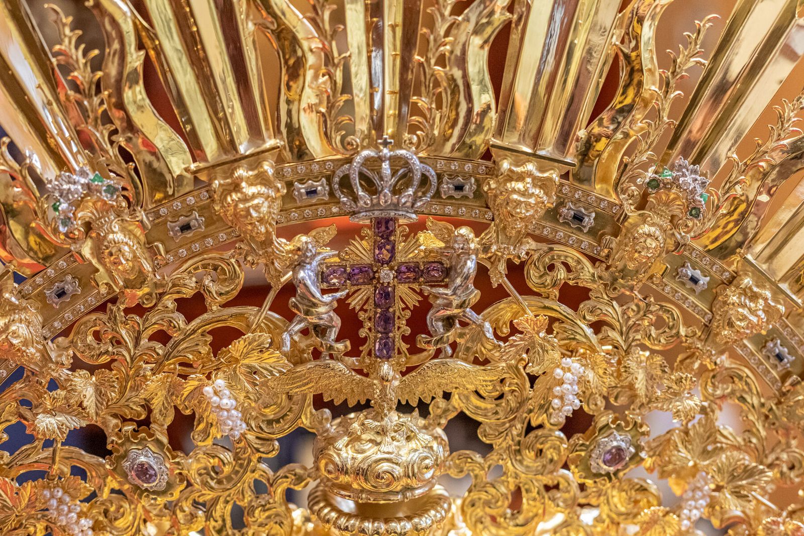 Los detalles de la nueva corona de la Virgen de las Penas.