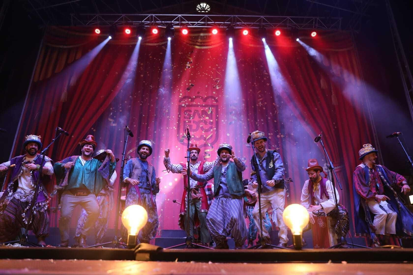 La noche de coros (y otras agrupaciones) en el Carnaval de San Fernando, en imágenes.