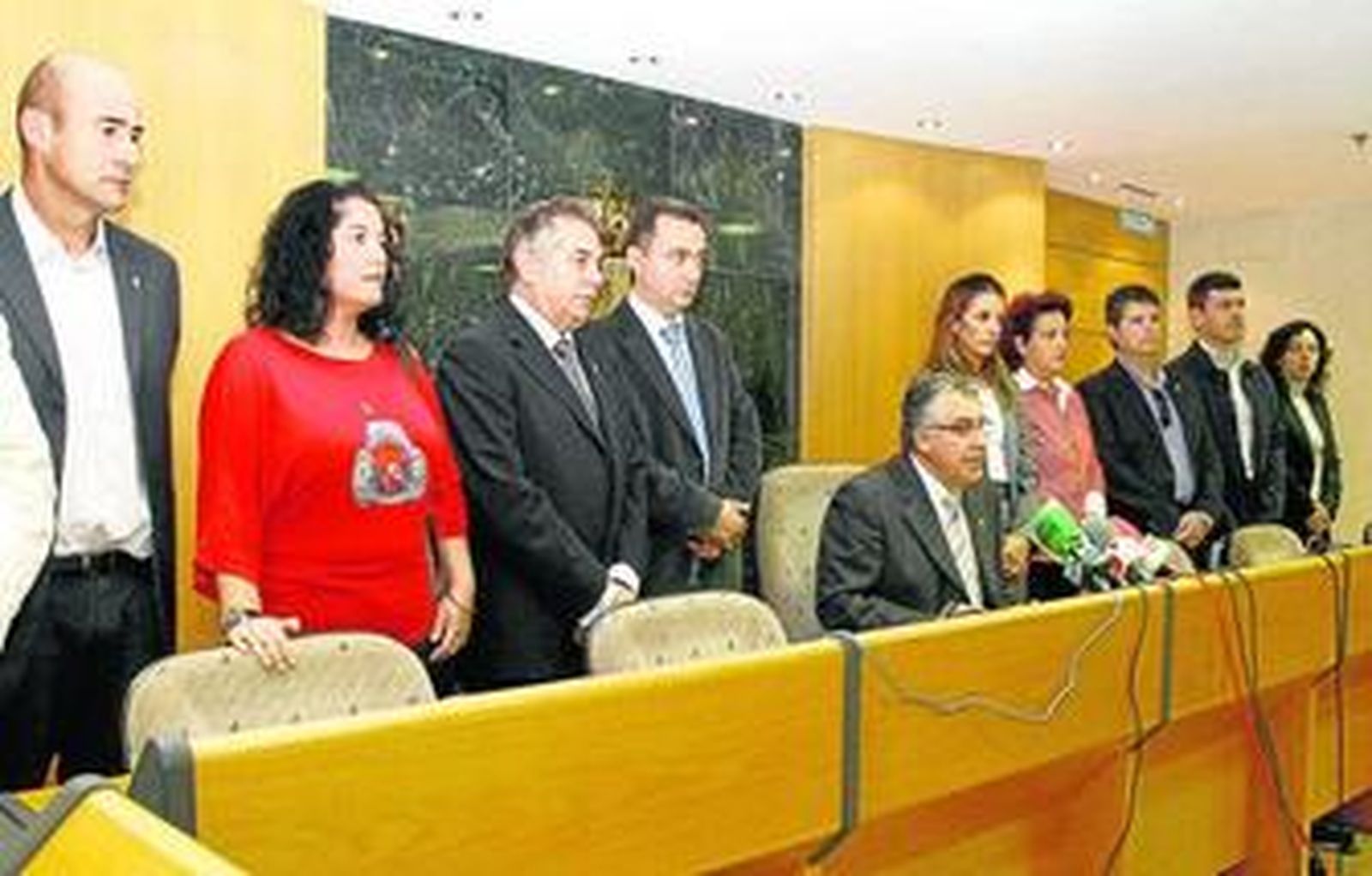 El equipo de Gobierno, ya sin Juan Enciso, en el momento de su toma de posesión.