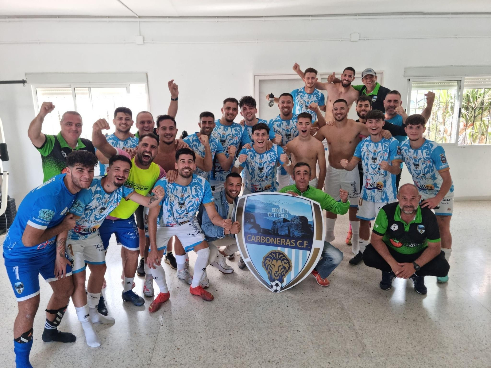 El conjunto carbonero celebra en su vestuario su victoria frente al Villa de Albox.