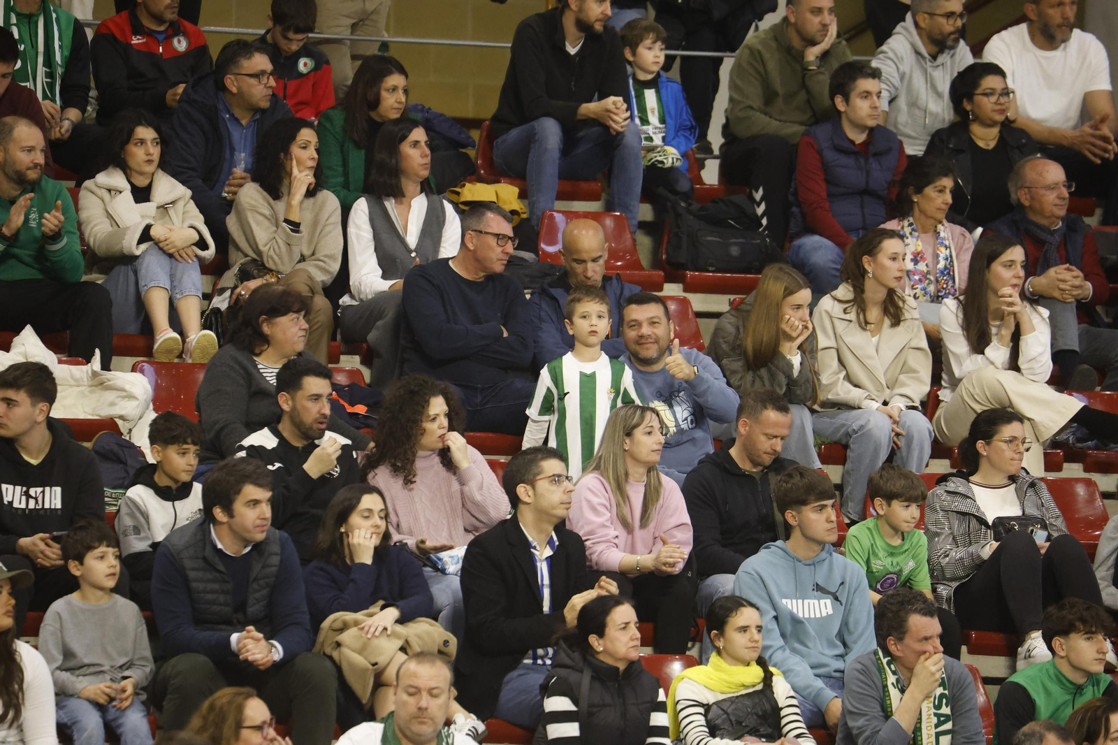 Las mejores fotos del ambiente en Vista Alegre para el Córdoba Futsal - Palma.