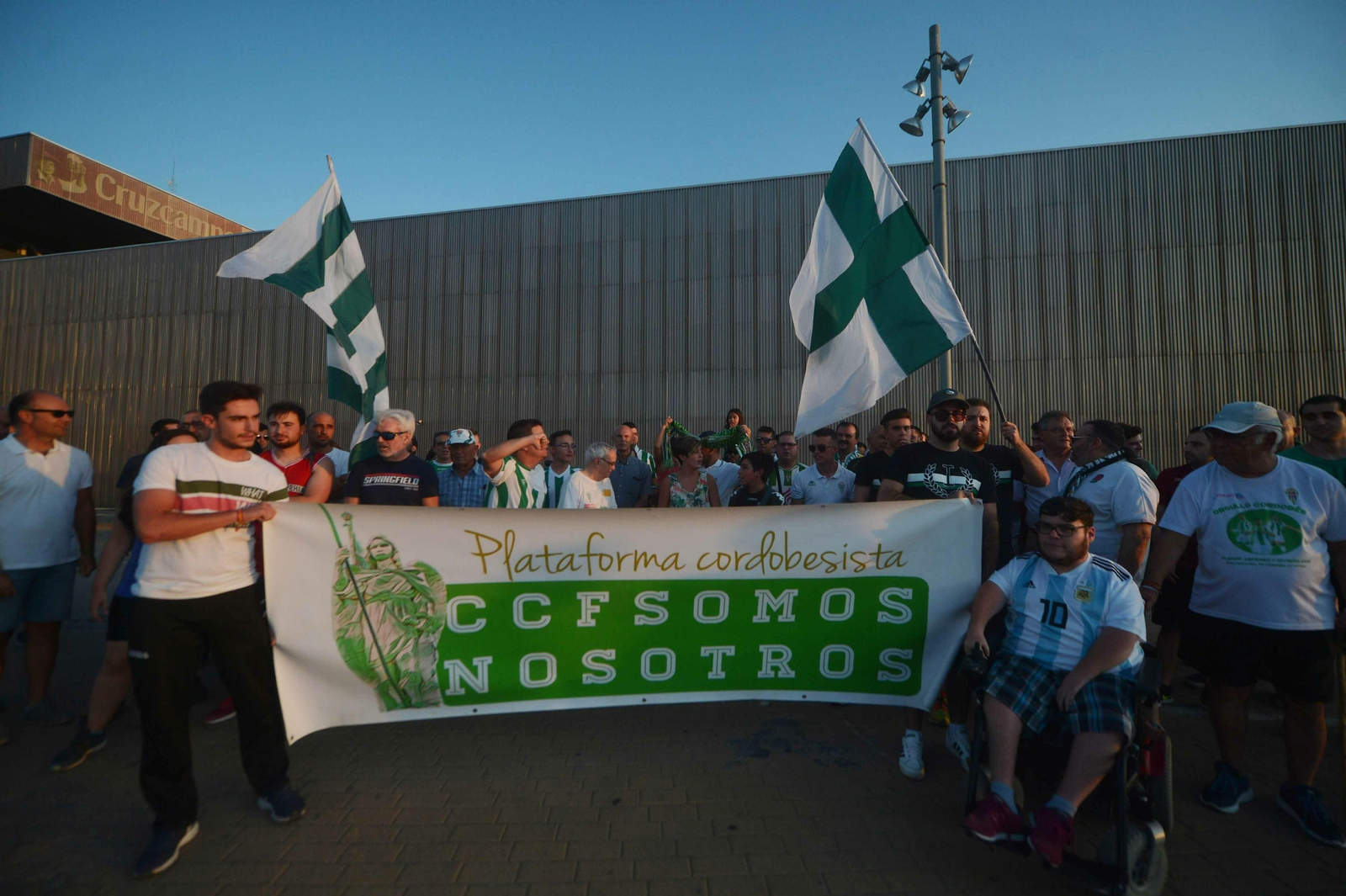 La plataforma de aficionados 'CCF Somos Nosotros' protesta en las taquillas de El Arcángel. La plataforma de aficionados 'CCF Somos Nosotros' protesta en las taquillas de El Arcángel.