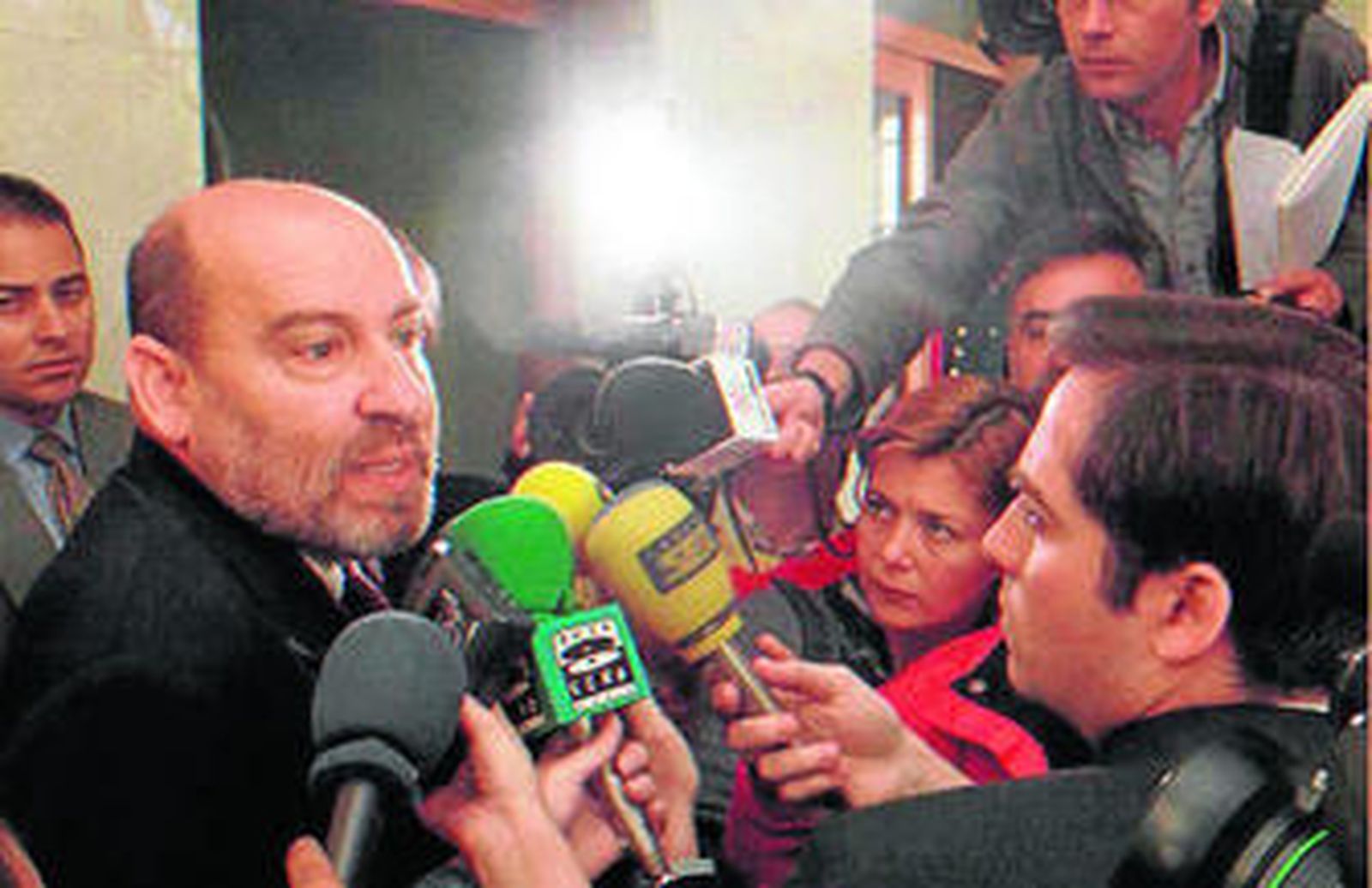 Juan Guerra atiende a los periodistas a la salida de un juzgado, en una imagen de archivo.