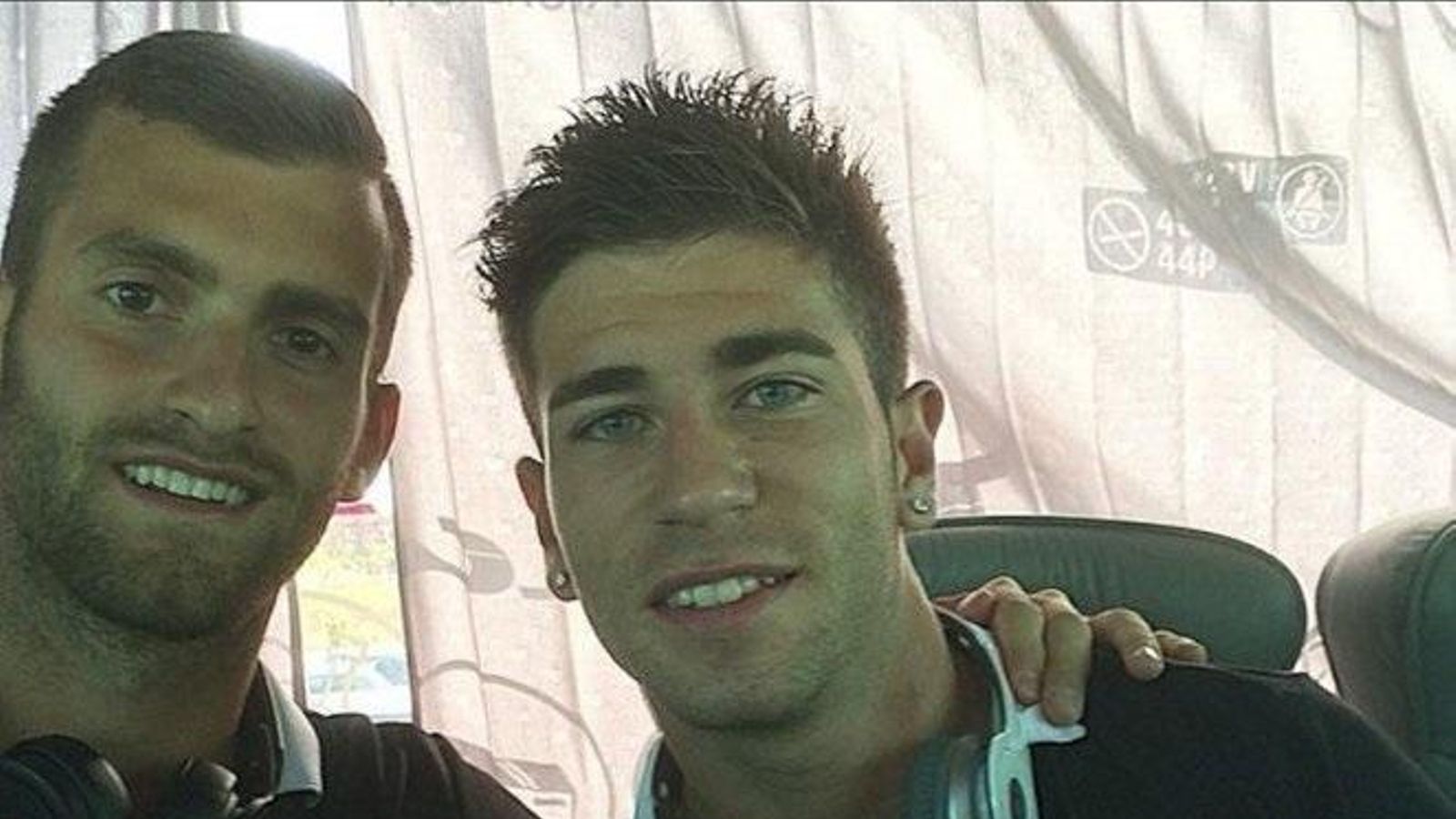 Unos veinteañeros Baptistao y Embarba viajando en bus durante su etapa en el Rayo