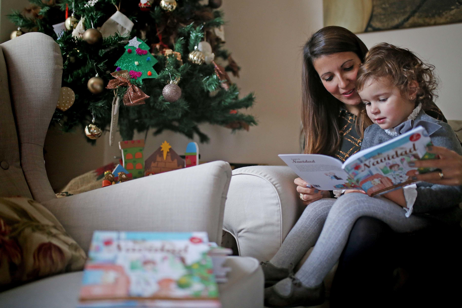 Belén Gómez García y su hija Lucía, ayer, leyendo uno de los cuentos.