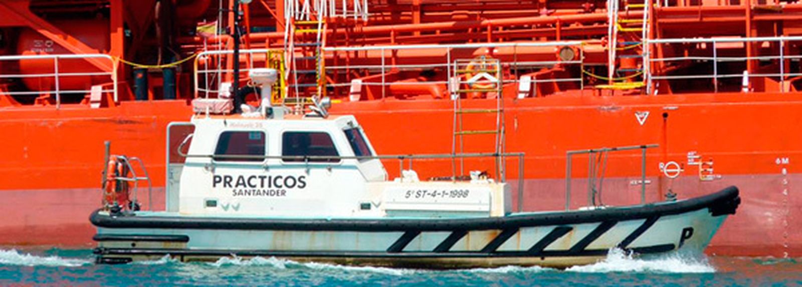Vista de una embarcación que acerca a los prácticos a los buques