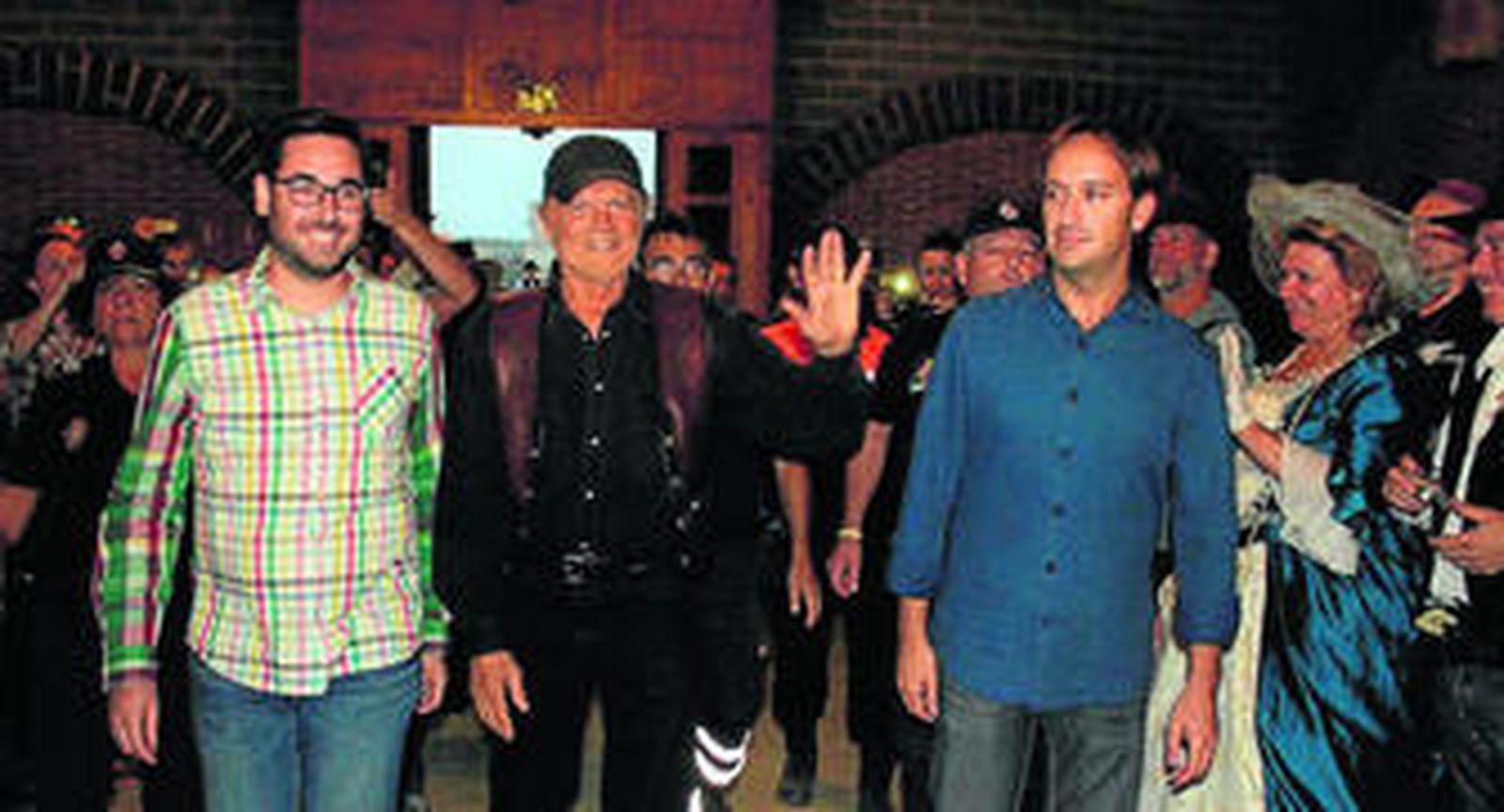 Terence Hill junto a José Díaz y Juan Francisco Viruega el día que recogió el premio 'Tabernas de cine'.