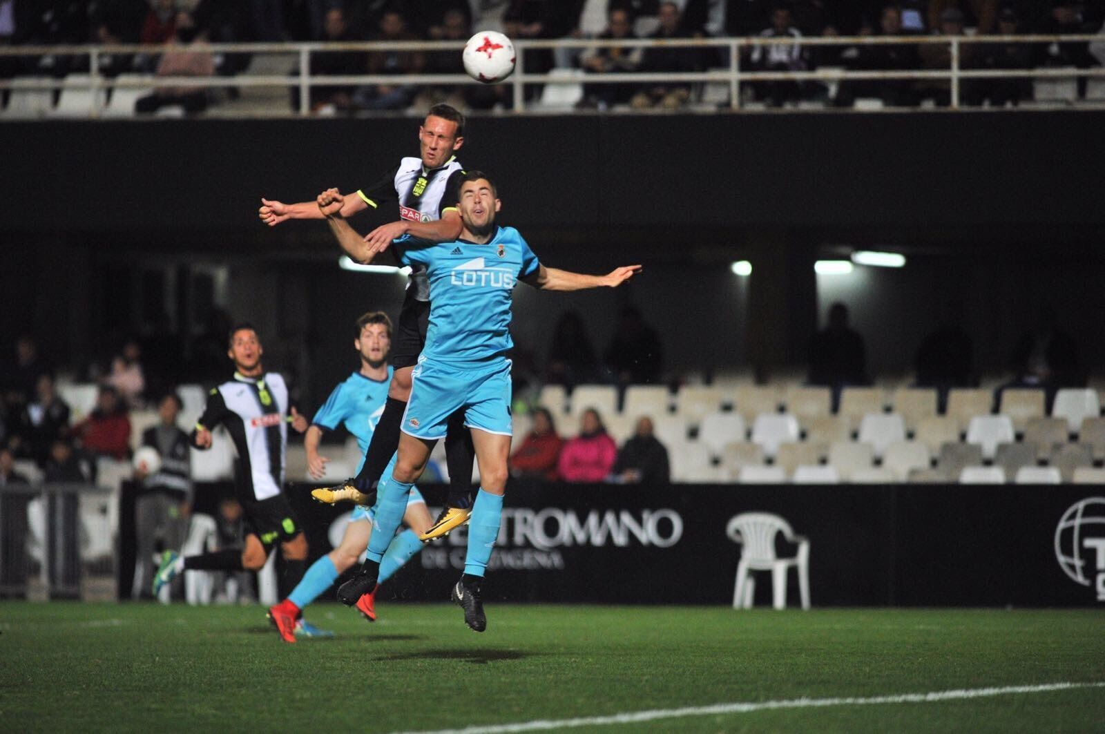 Aketxe supera por alto a un jugador de la Balompédica Linense.