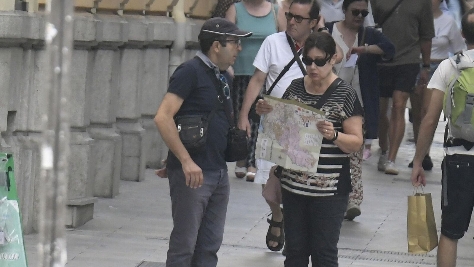 Dos turistas consultan un mapa en las calles de Granada
