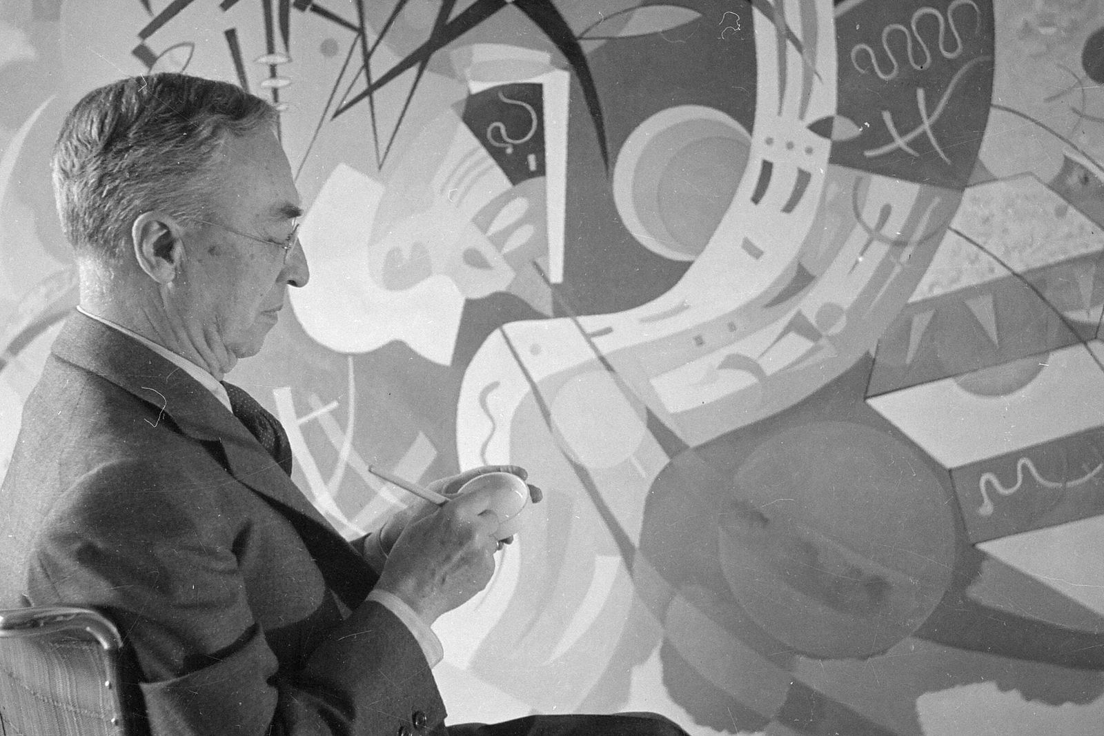 Imagen del pintor ruso Vasili Kandinsky en su estudio