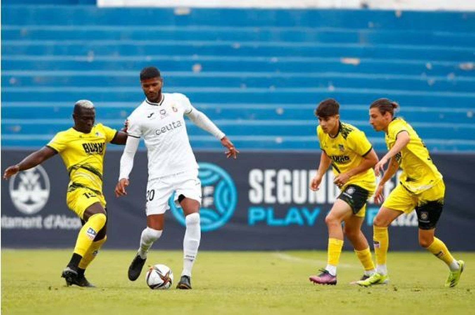 Telis, rodeado de adversarios, en el Ceuta-Navalcarnero