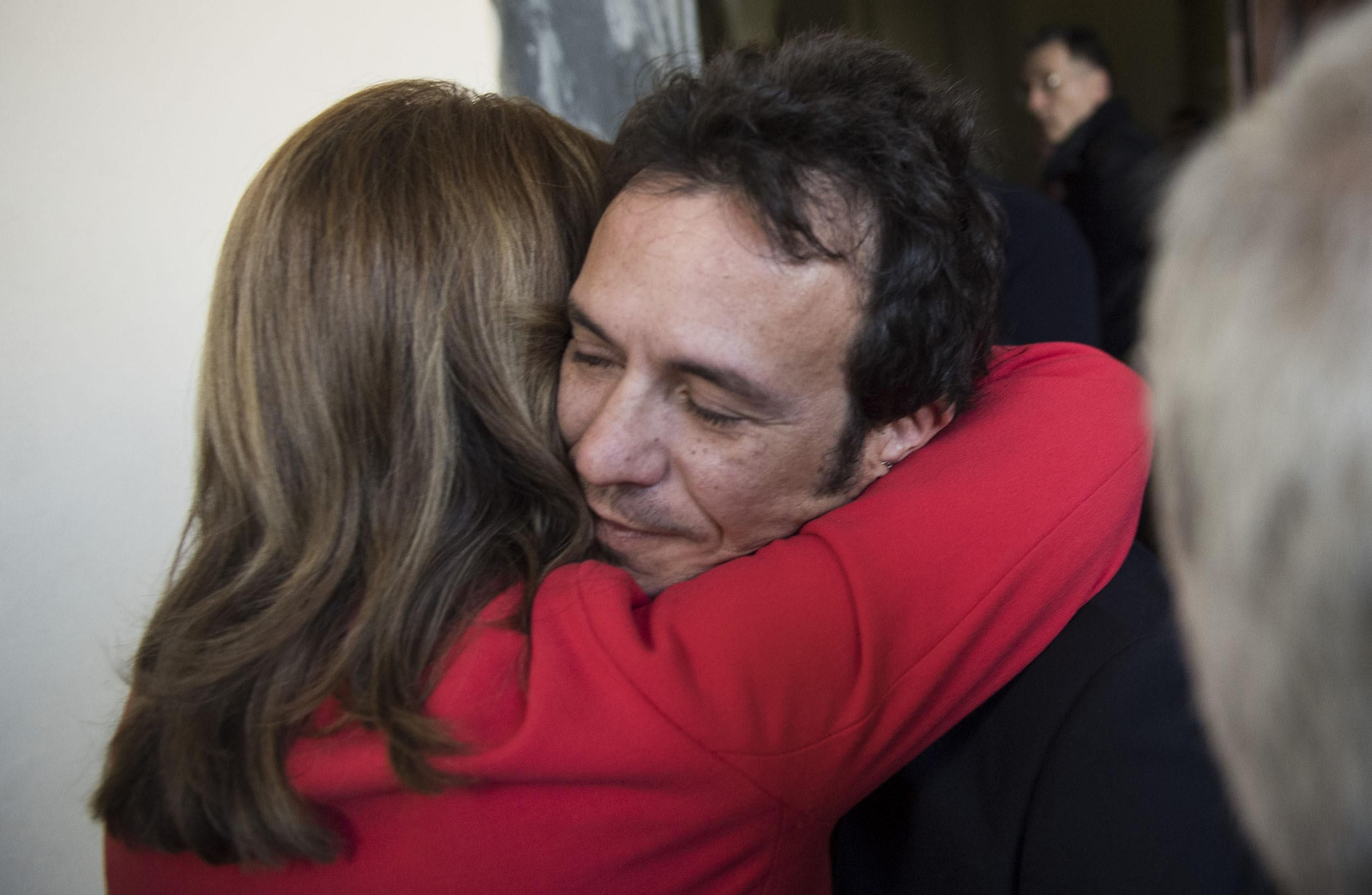 Susana Díaz y José María González se abrazan al término del encuentro en el Ayuntamiento.