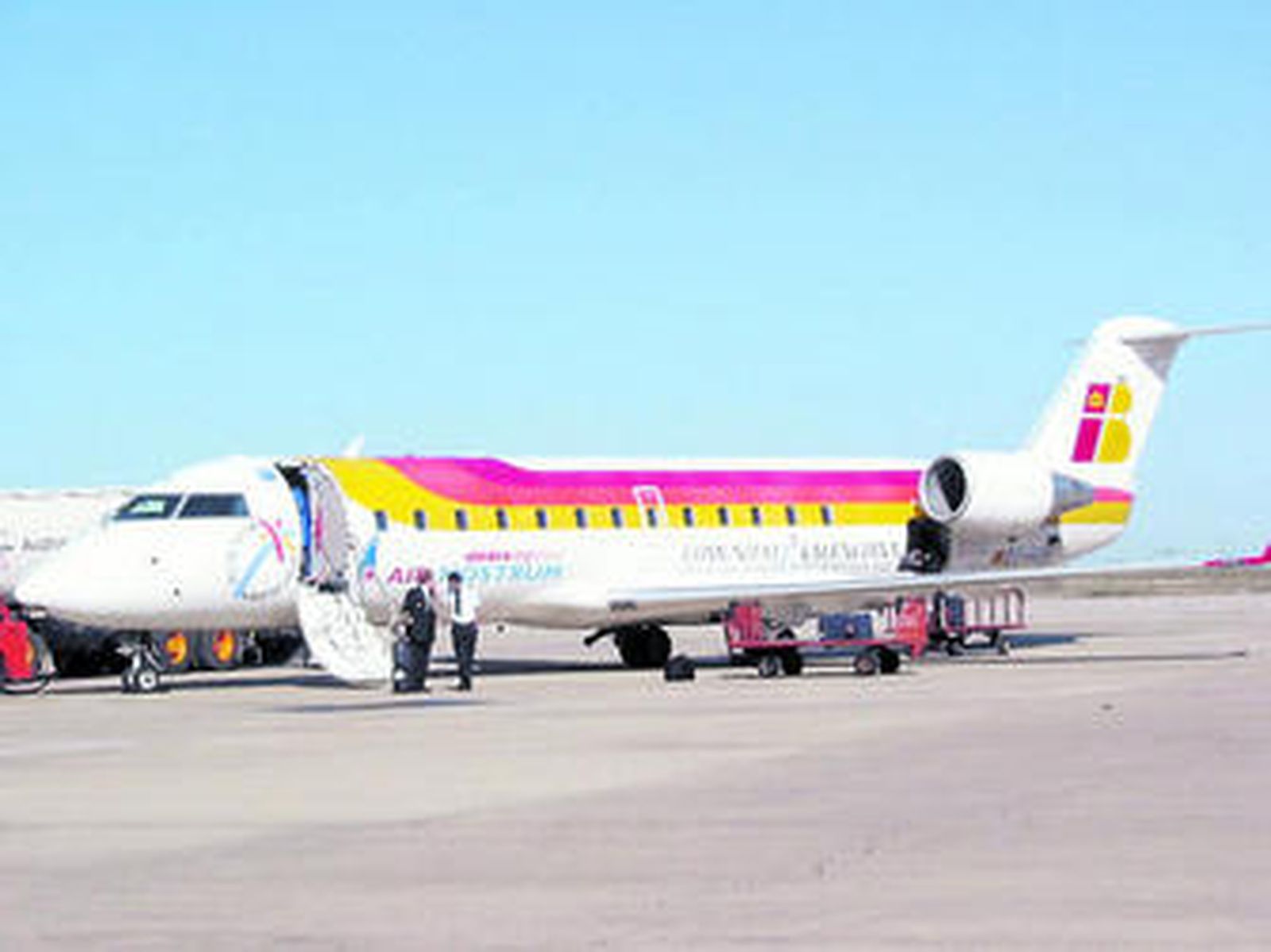 Uno de los aviones de Air Nostrum que cubren el trayecto entre Almería y Madrid.