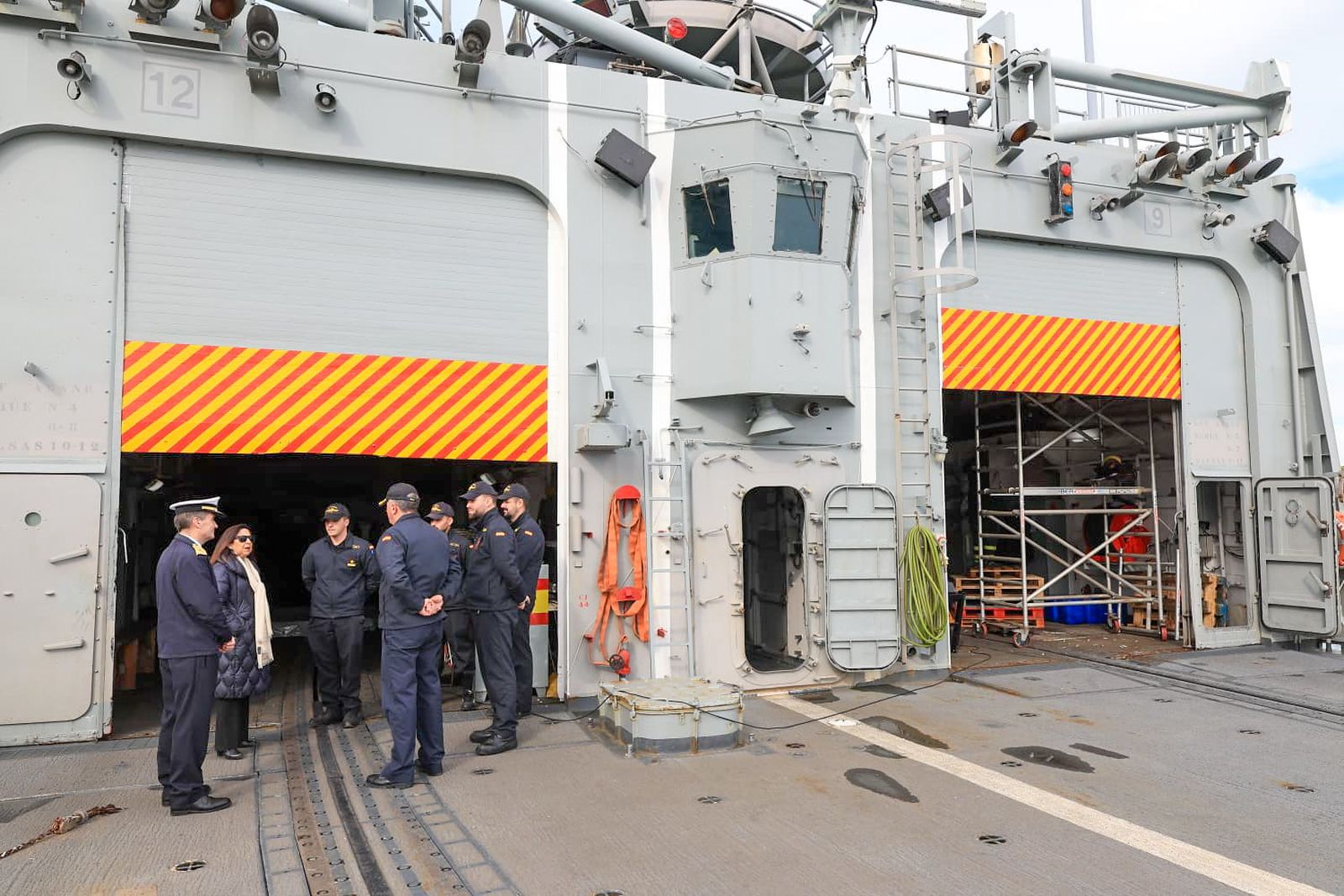 La ministra con los distintos mandos a bordo del buque 'Juan Carlos I' en la Base de Rota.