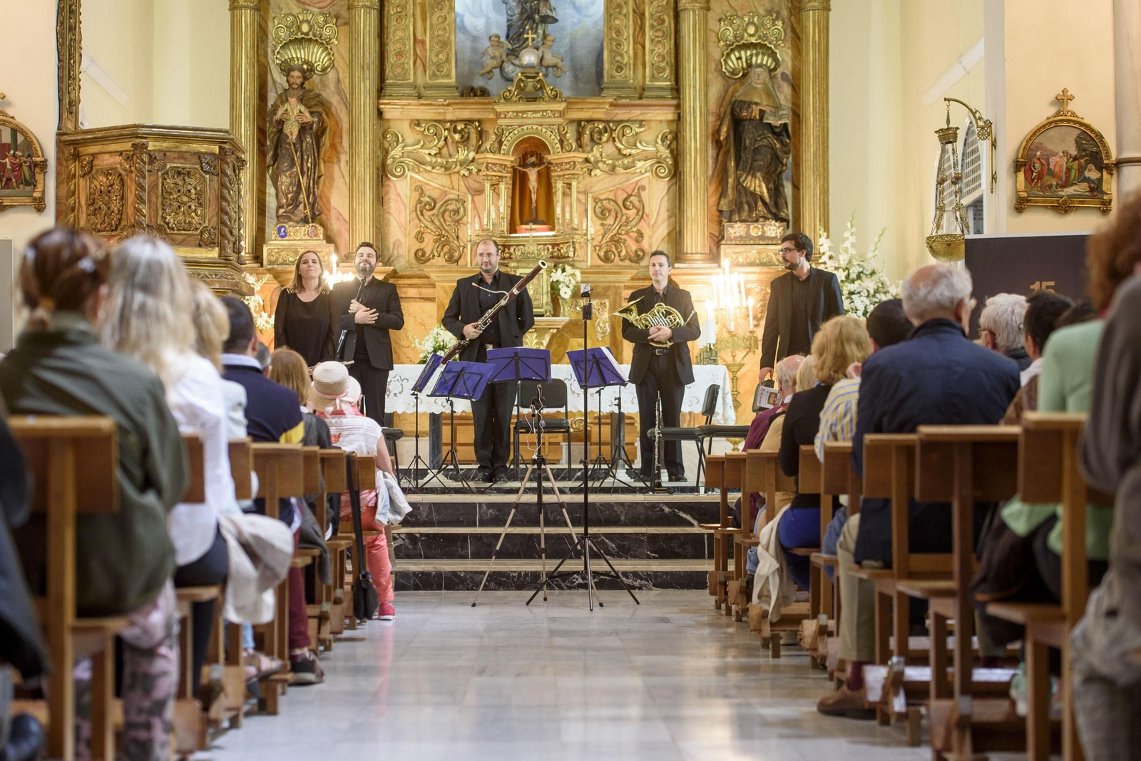 El quinteto de la OCAL saludando tras su actuación.