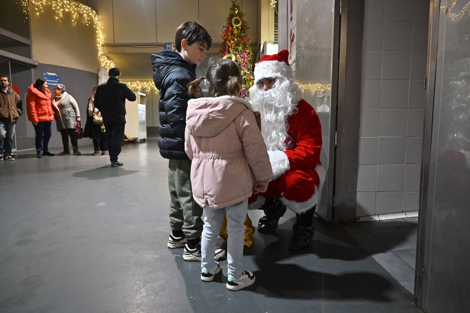 Papá Noel visita el mercado de El Carmen de Huelva, en imágenes