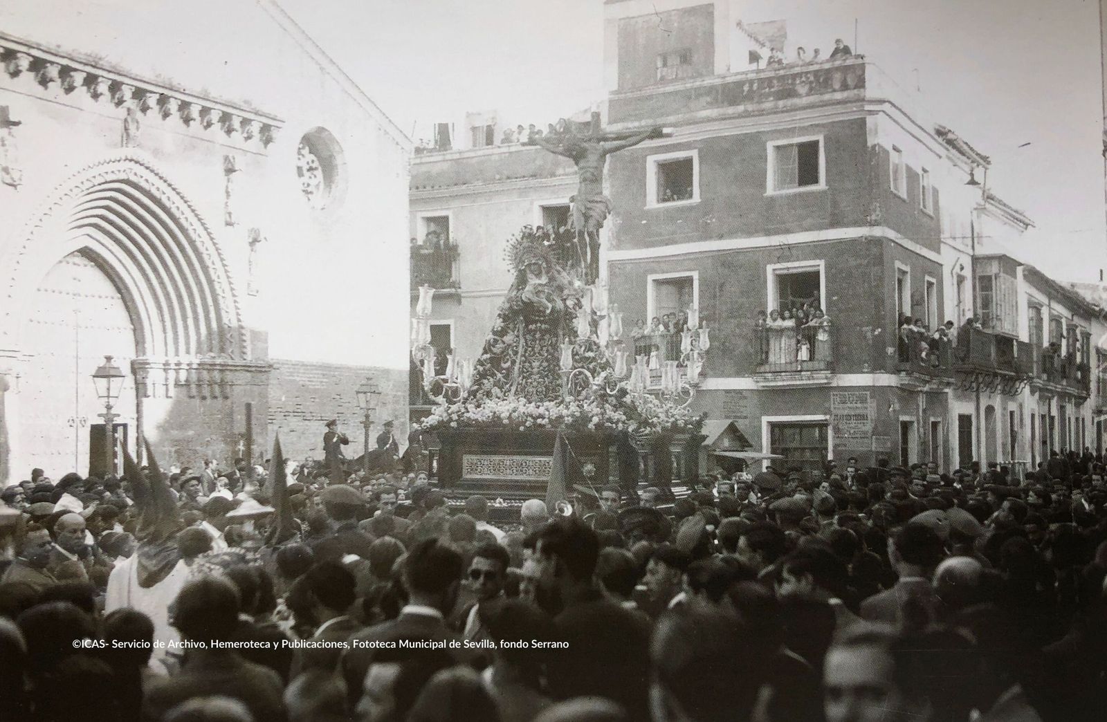 La cofradía de la Hiniesta saliendo con un solo paso en 1936