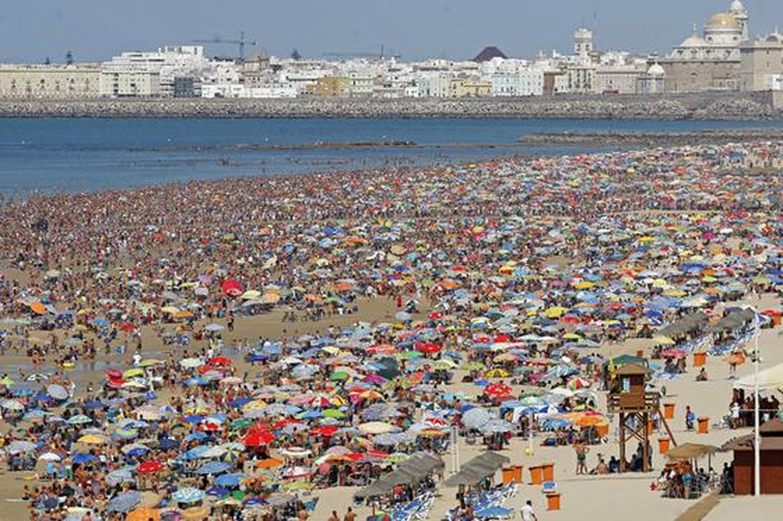 190.000 personas disfrutan del III Festival Aéreo en la playa de la Victoria. /Foto: Julio González