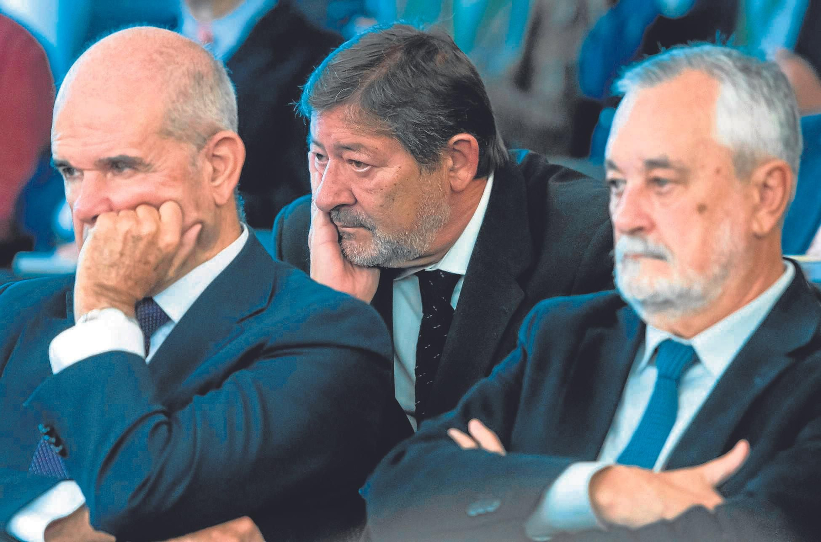 Los ex presidentes de la Junta Manuel Chaves y José Antonio Griñán, en una sesión del juicio con el principal imputado, Javier Guerrero, sentado detrás de ellos.