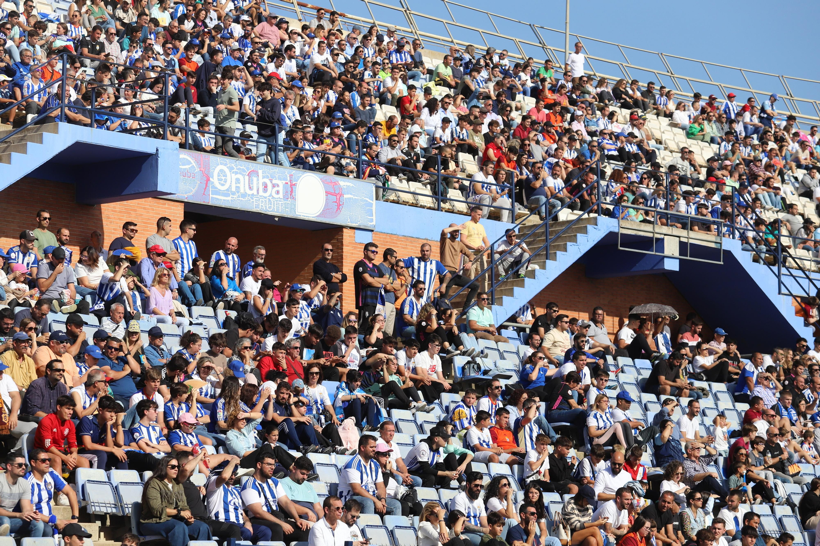 Imágenes del gran ambiente en el Nuevo Colombino para ver el  Recre-Burgos