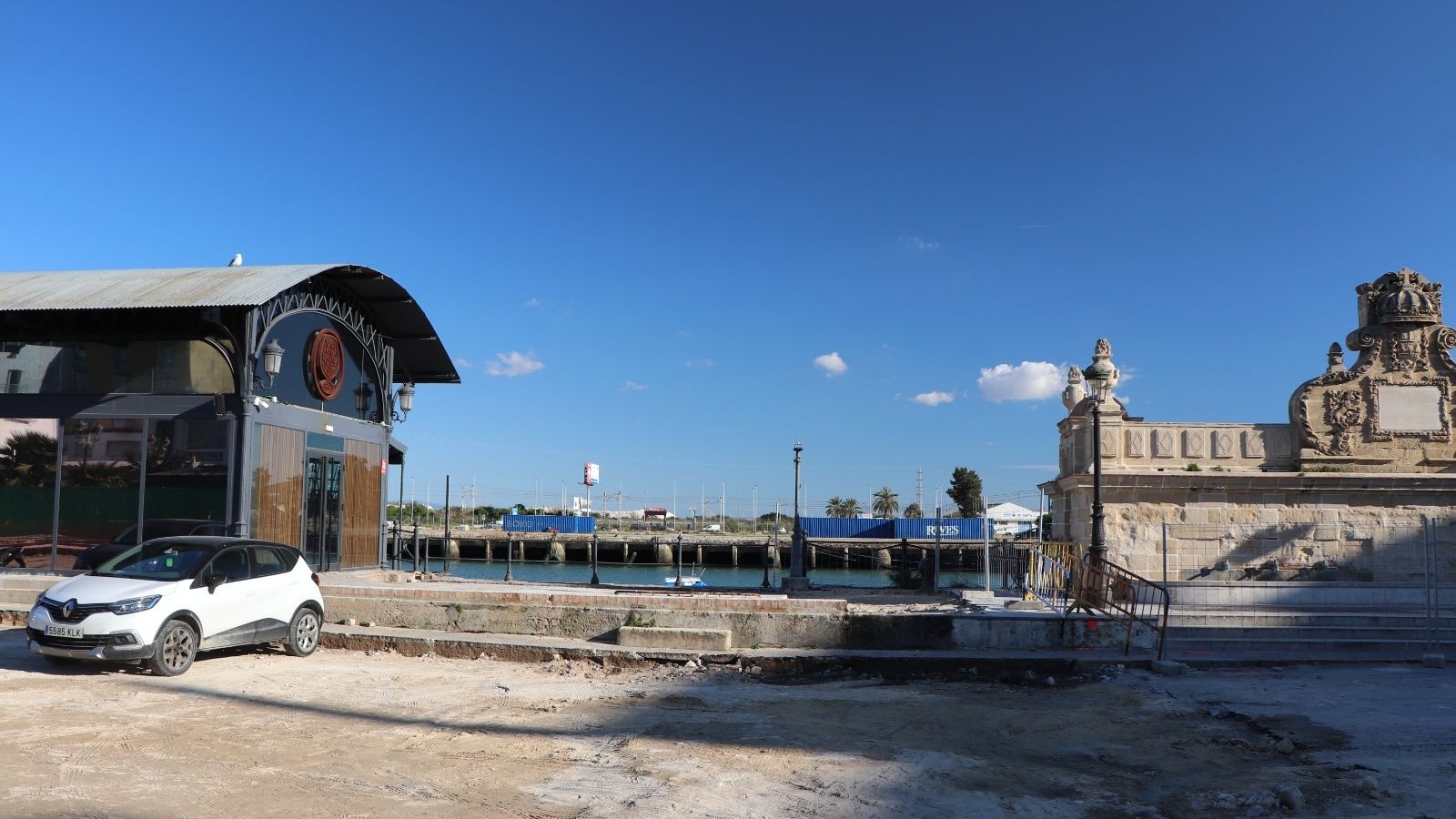 Junto al pub se encuentran también el espacio expositivo y la fuente de Las Galeras.