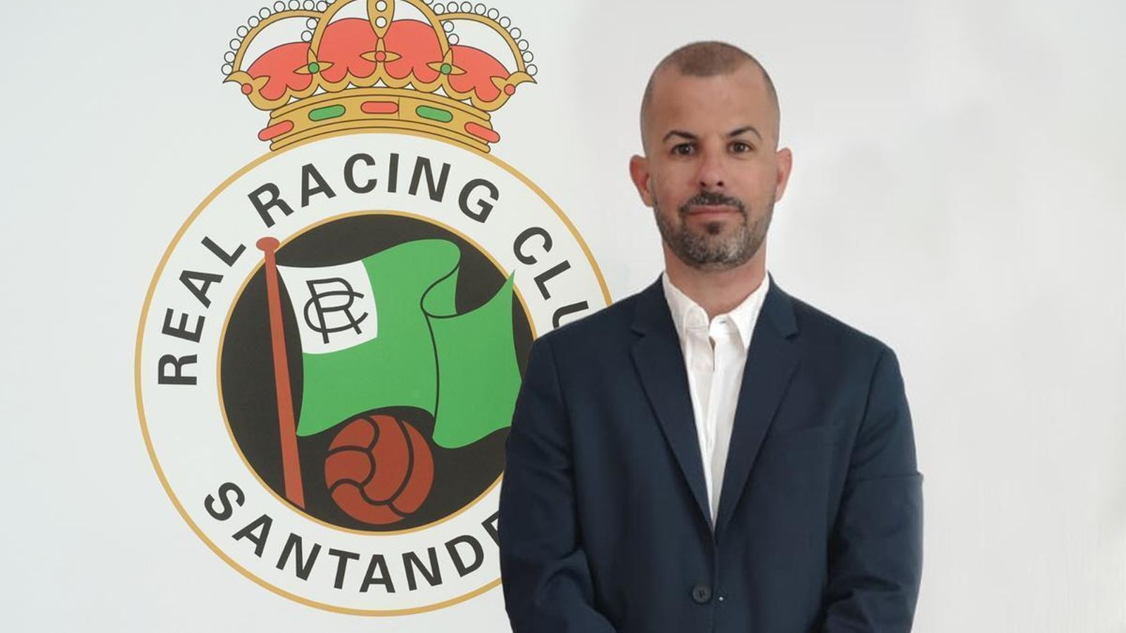 Manu Fajardo posa junto al escudo del Racing Santander, donde fue director deportivo.