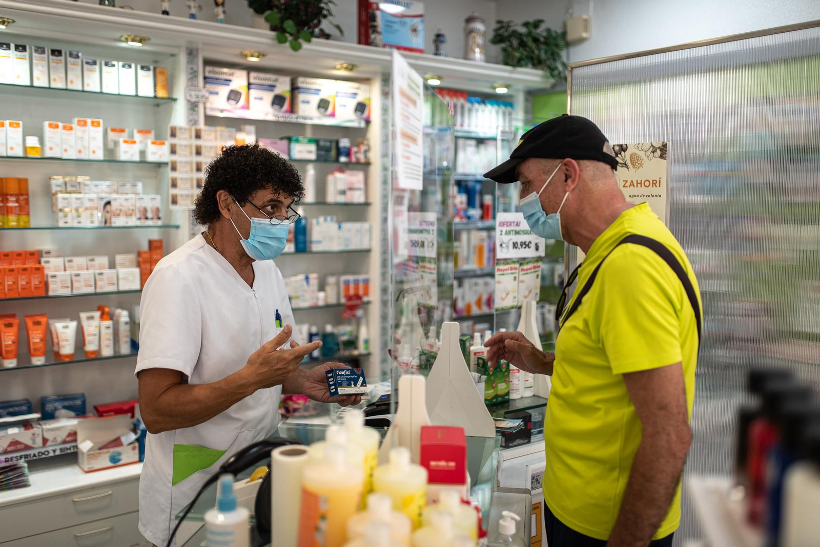 Un hombre compra un test de antígenos en una farmacia de Huelva.